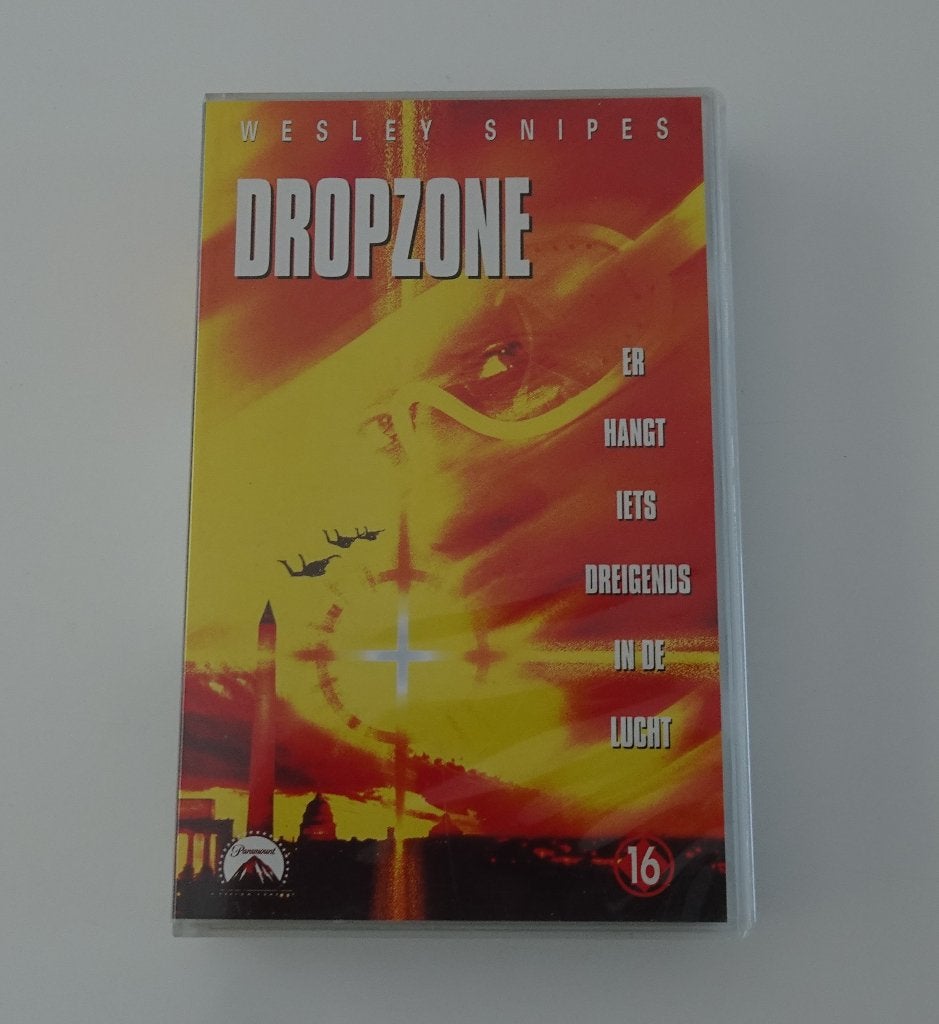 Drop Zone - Film op VHS uit 1994, Cd's en Dvd's, VHS | Film, Zo goed als nieuw, Alle leeftijden, Ophalen