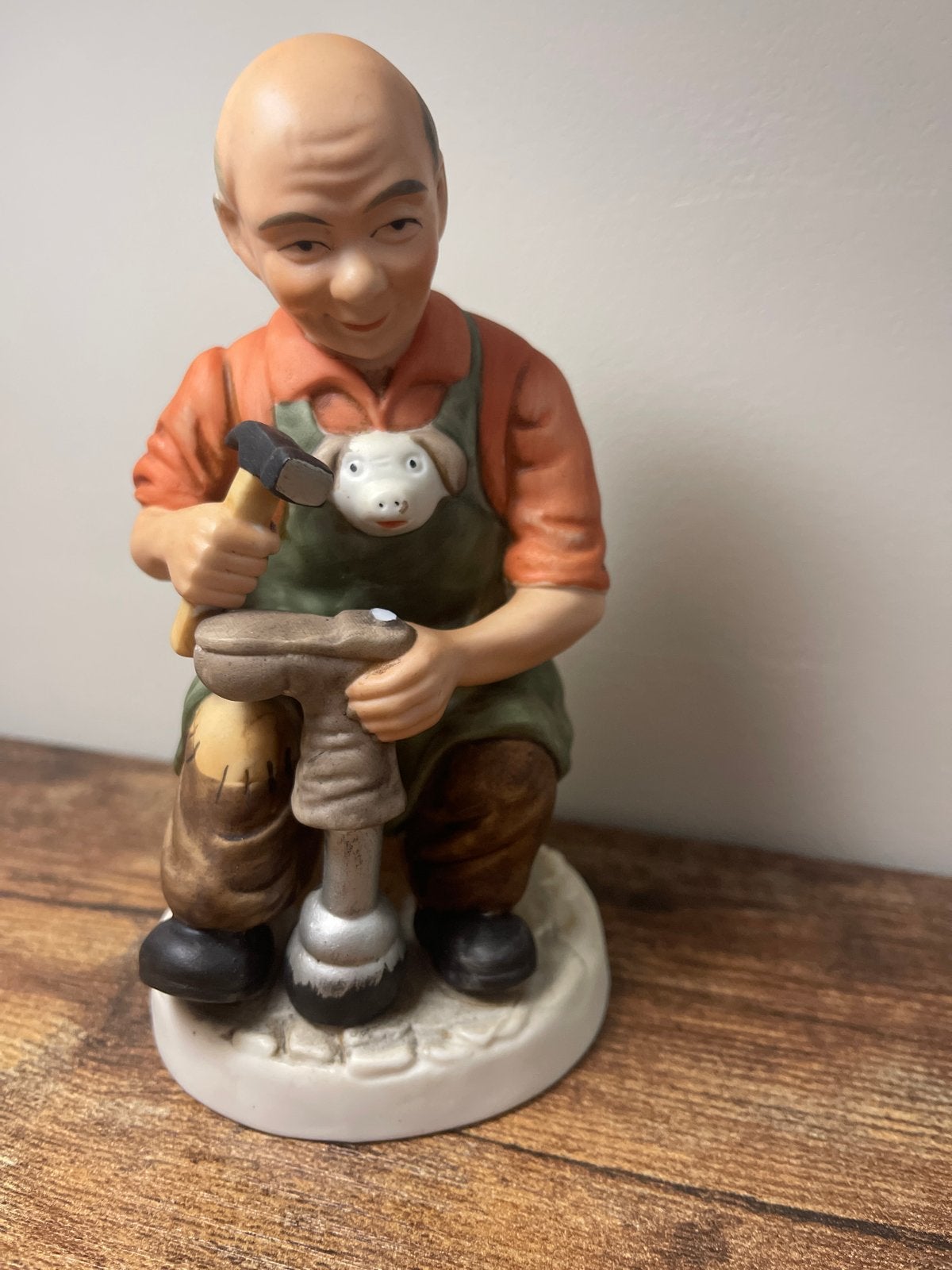 Vintage Schoenmaker Beeldje met Varken - Uniek Decor, Ophalen, Gebruikt, Mens
