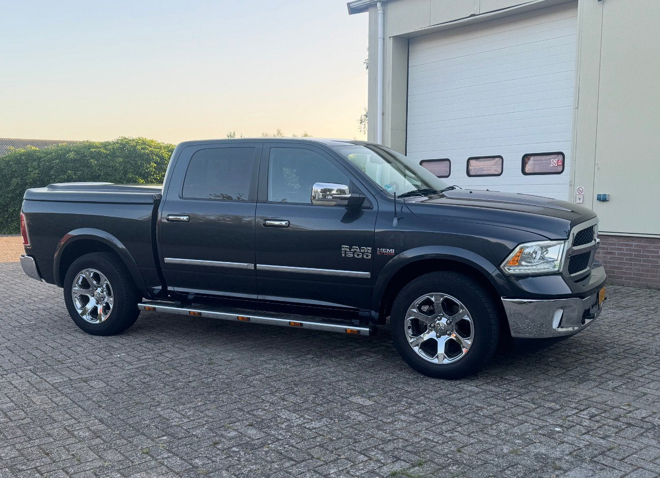 DODGE RAM 1500 5.7 HEMI V8 LPG   EURO 6 | 401 PK | MARGE |, Auto's, Automaat, Leder, Vierwielaandrijving, Particulier