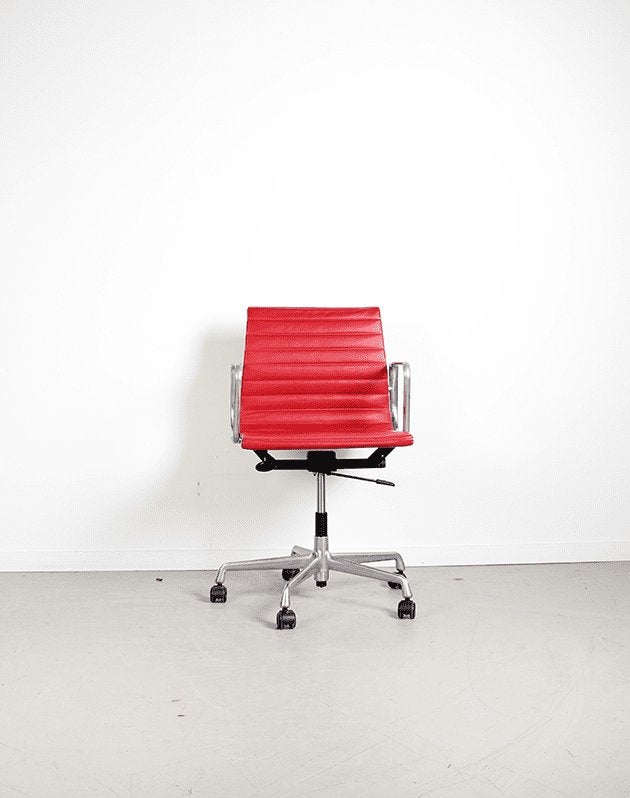 Vitra EA 117 Bureaustoel Rood Leer - Aluminium, Niet ingevuld, Zo goed als nieuw, Niet ingevuld, Niet ingevuld