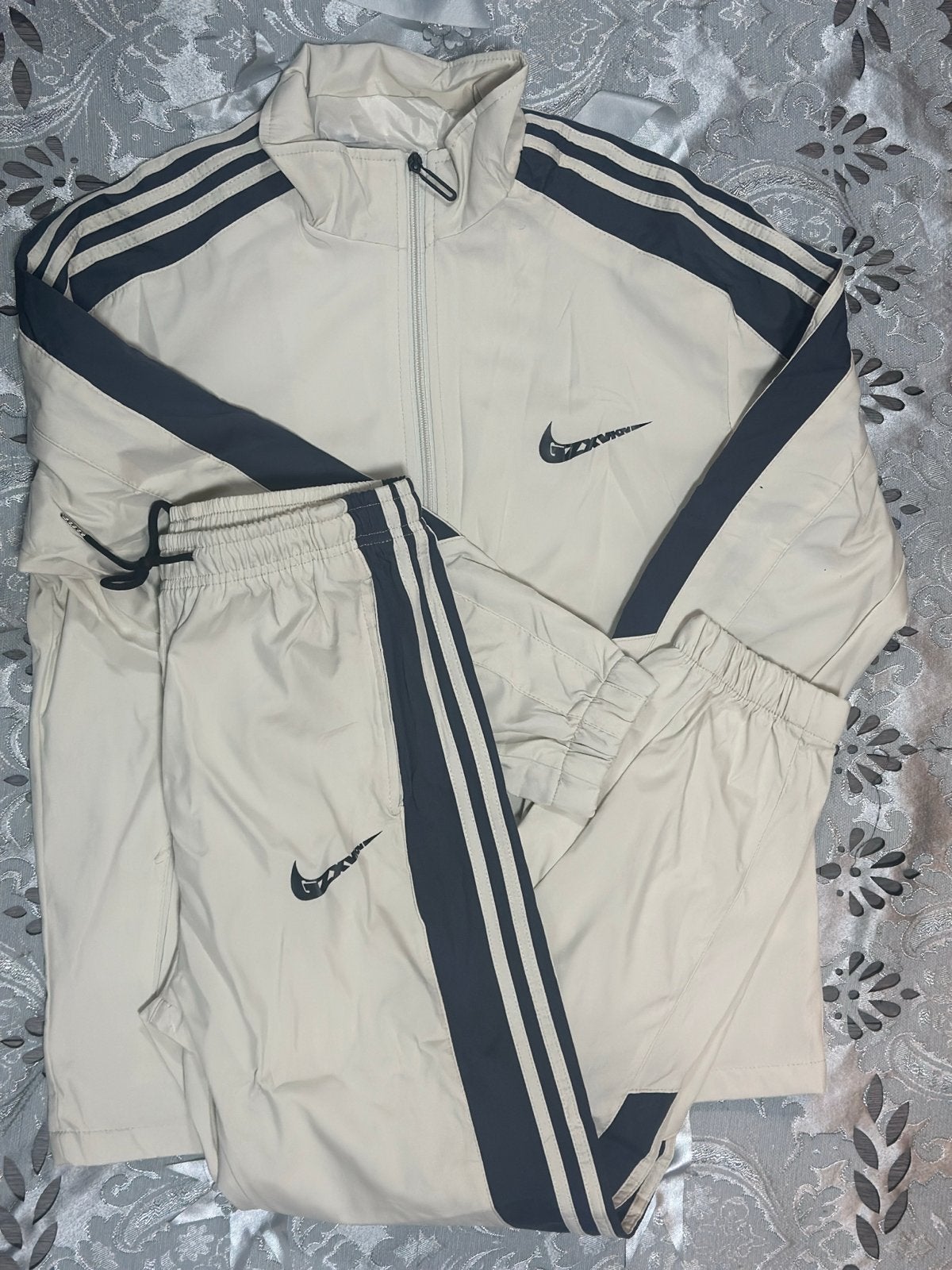 Nike Trainingspak Beige/Zwart - Zo goed als nieuw, Maat 38/40 (M), Beige, Ophalen of Verzenden, Fitness of Aerobics
