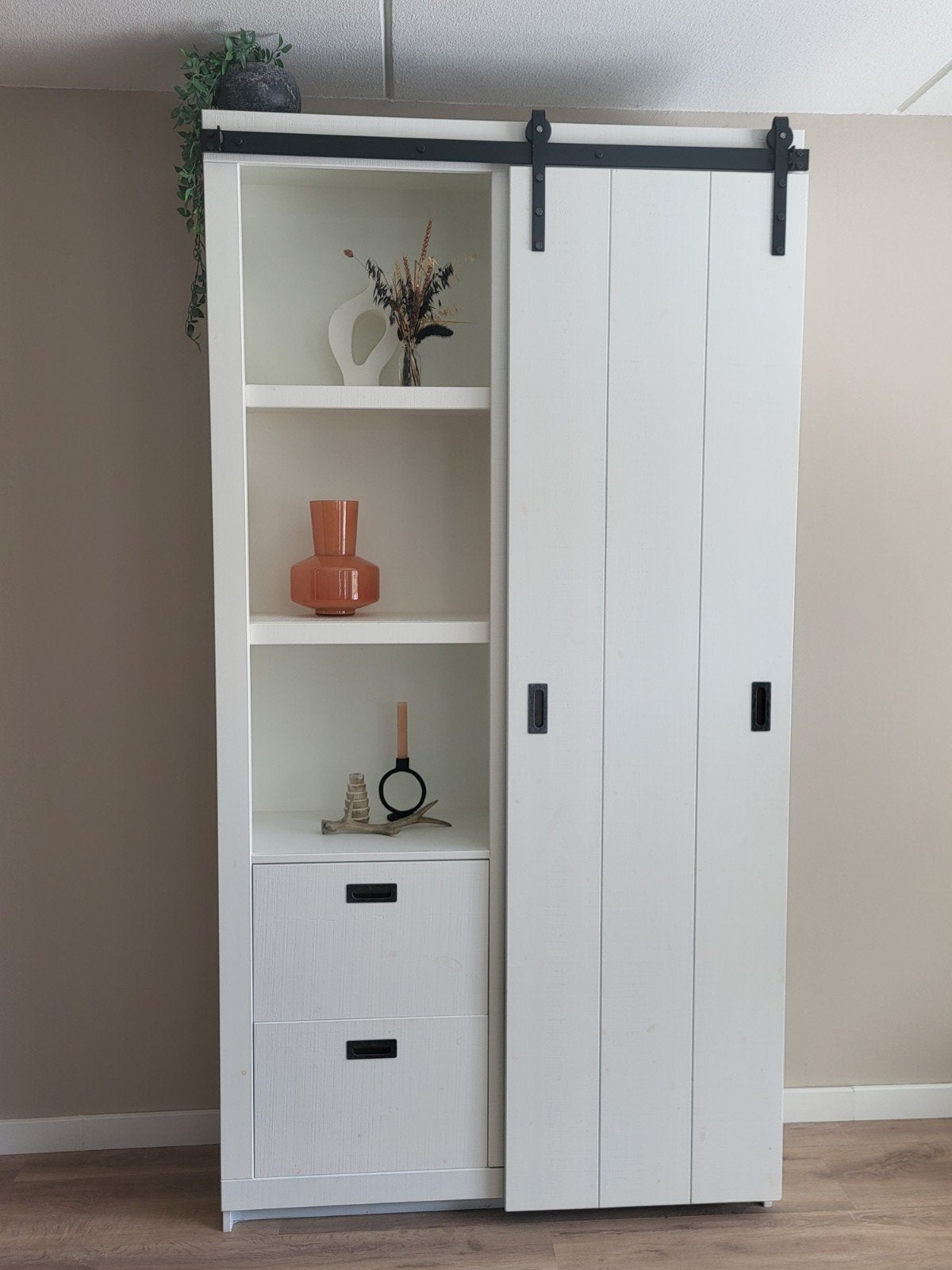 Massief houten kast met schuifdeur en 4 lades, RAL 9010, Ophalen, Zo goed als nieuw