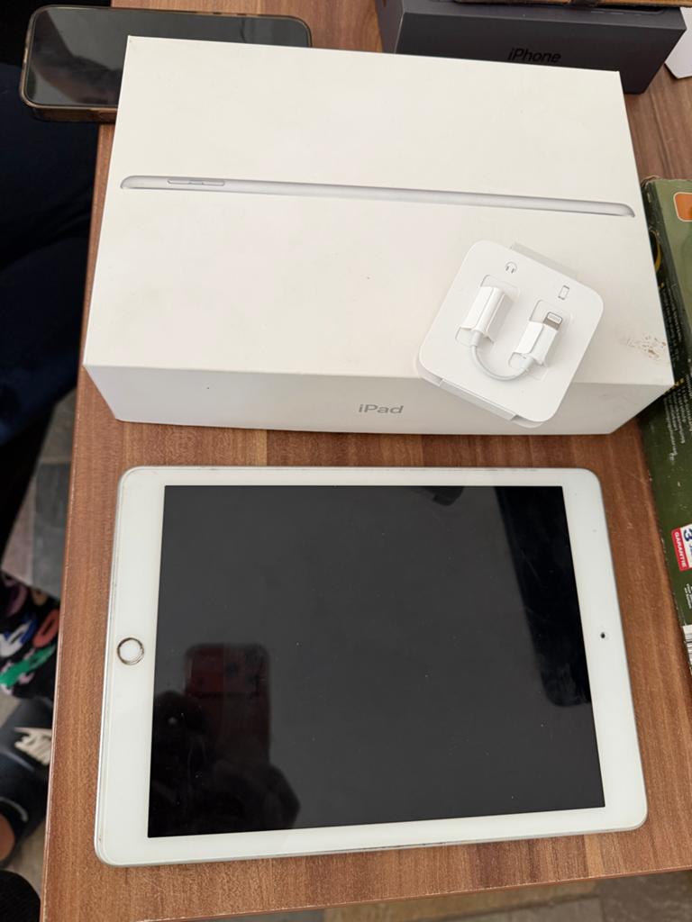 Apple iPad (6e generatie) Wi-Fi 32GB Zilver, Computers en Software, Apple iPads, 32 GB, Apple iPad, Zo goed als nieuw, Wi-Fi