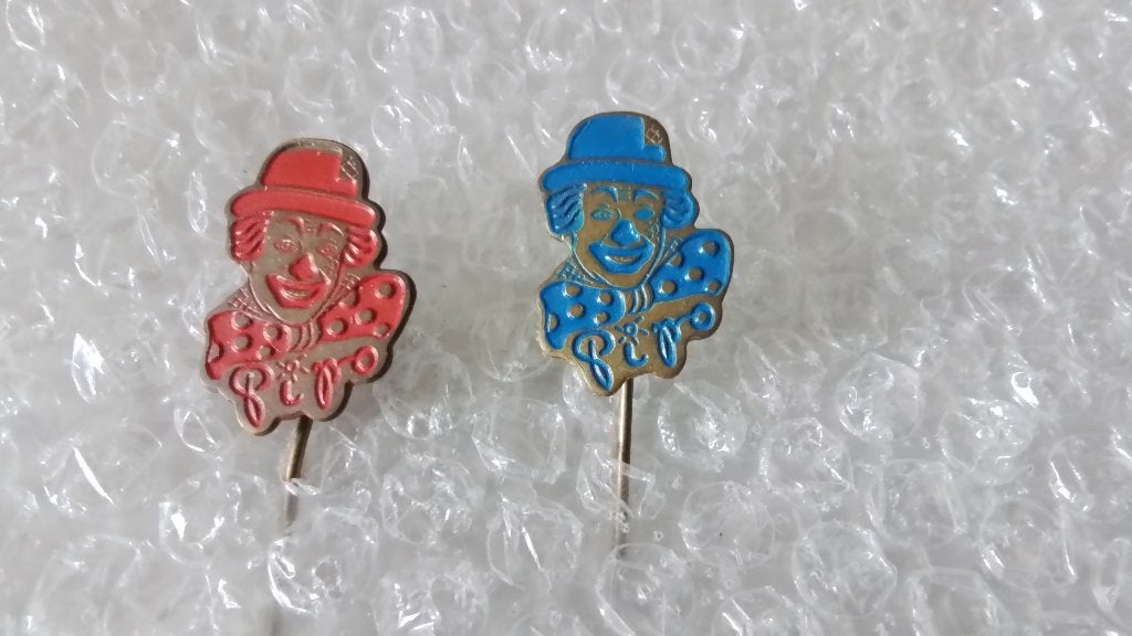 2 verschillende kleuren speldjes pipo de clown, Verzamelen, Ophalen of Verzenden, Zo goed als nieuw, Overige onderwerpen