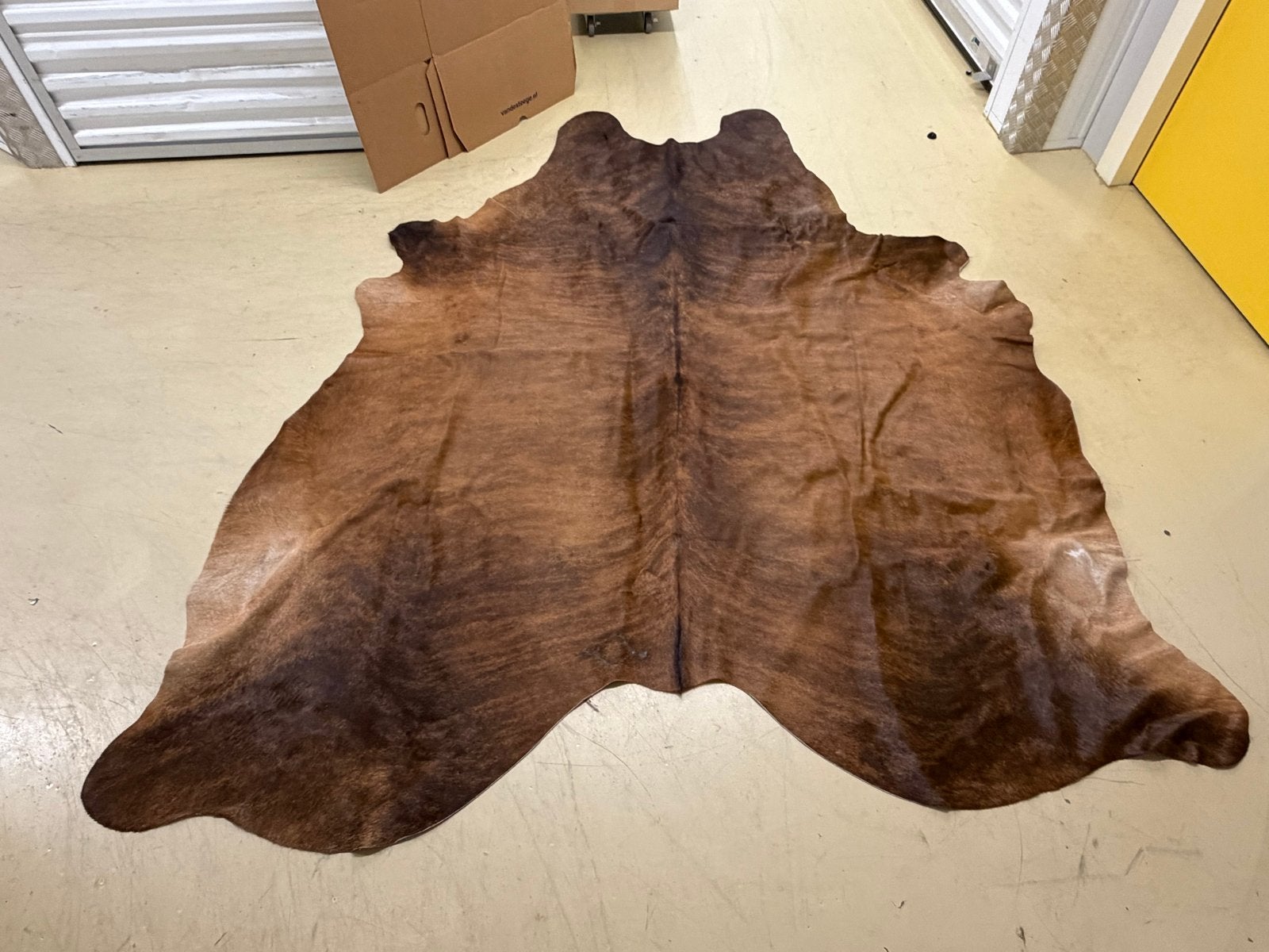 Prachtig runderhuid vloerkleed - Esbeco Supreme Quality, Ophalen, 100 tot 150 cm, Bruin, Zo goed als nieuw