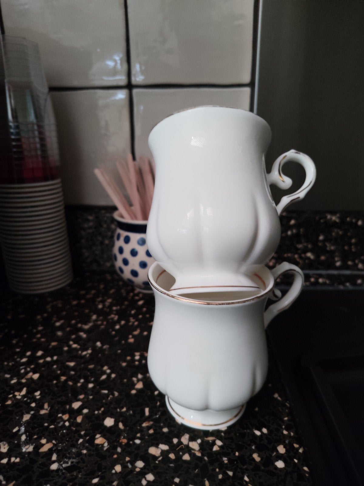 2 witte sierlijke  Mokken van bone china, Ophalen of Verzenden, Zo goed als nieuw, Overige stijlen, Kop(pen) en/of Schotel(s)