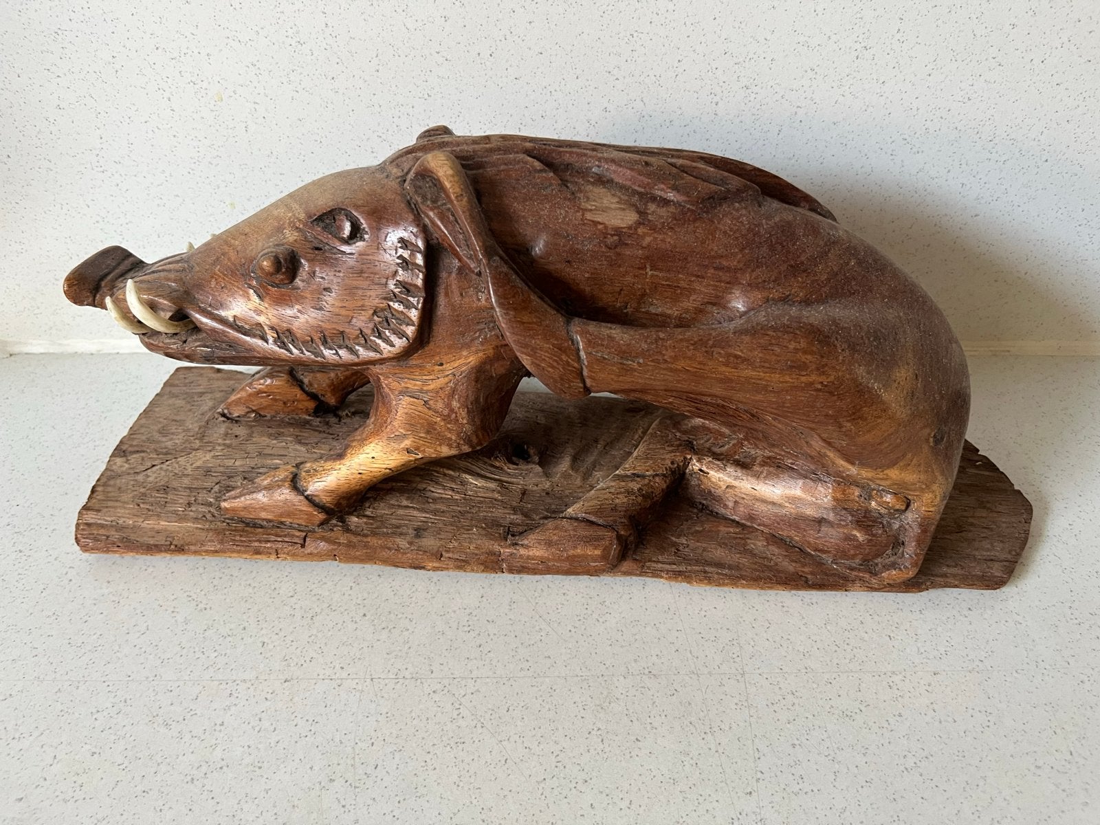Houten handgesneden beeld van een wild zwijn, Ophalen of Verzenden, 20 - 50 cm, Beeld, Hout
