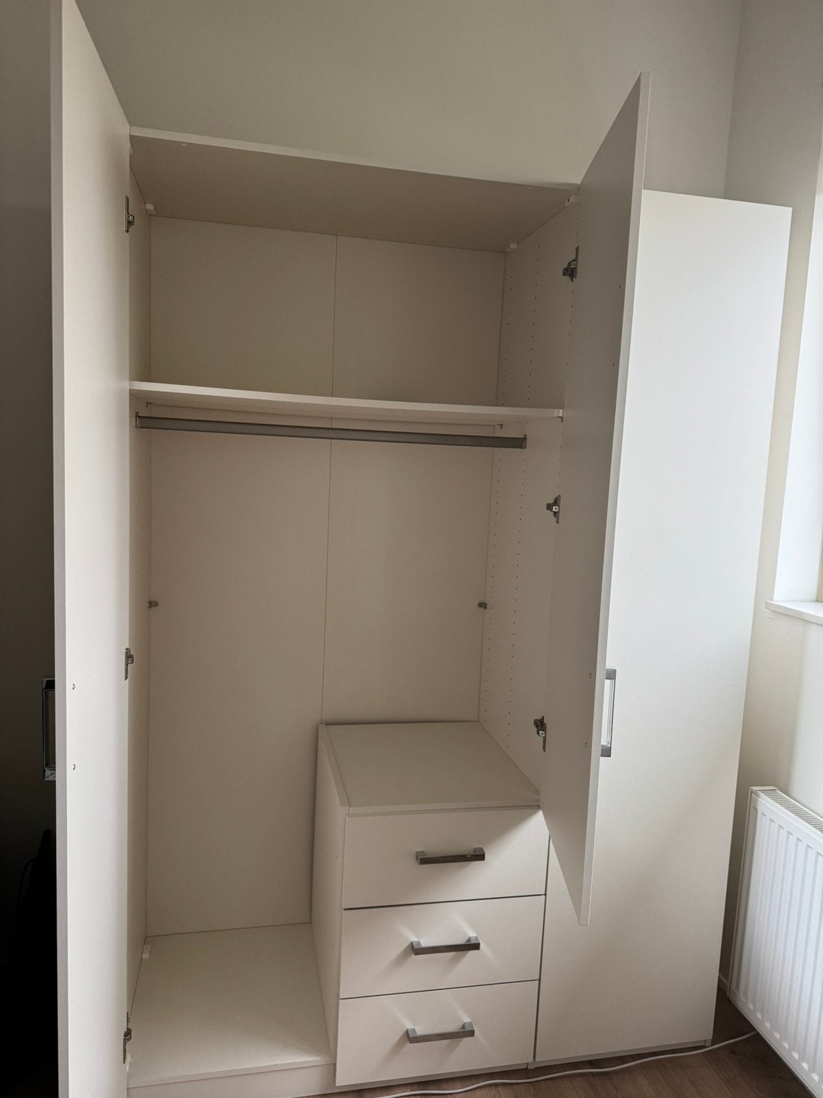 Witte kledingkast met spiegel en 3 lades–3 stuks beschikbaar, Ophalen, 100 tot 150 cm, Zo goed als nieuw, 150 tot 200 cm