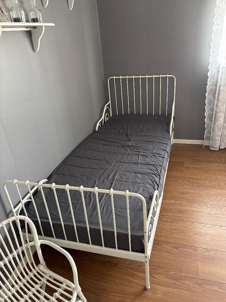 IJzeren meegroeibed IKEA incl matras, Huis en Inrichting, Slaapkamer | Bedden, Ophalen, Verstelbaar, 90 cm, Eenpersoons