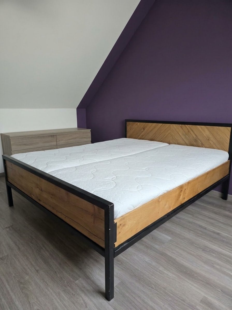 tweepersoonsbed met hout en staalframe