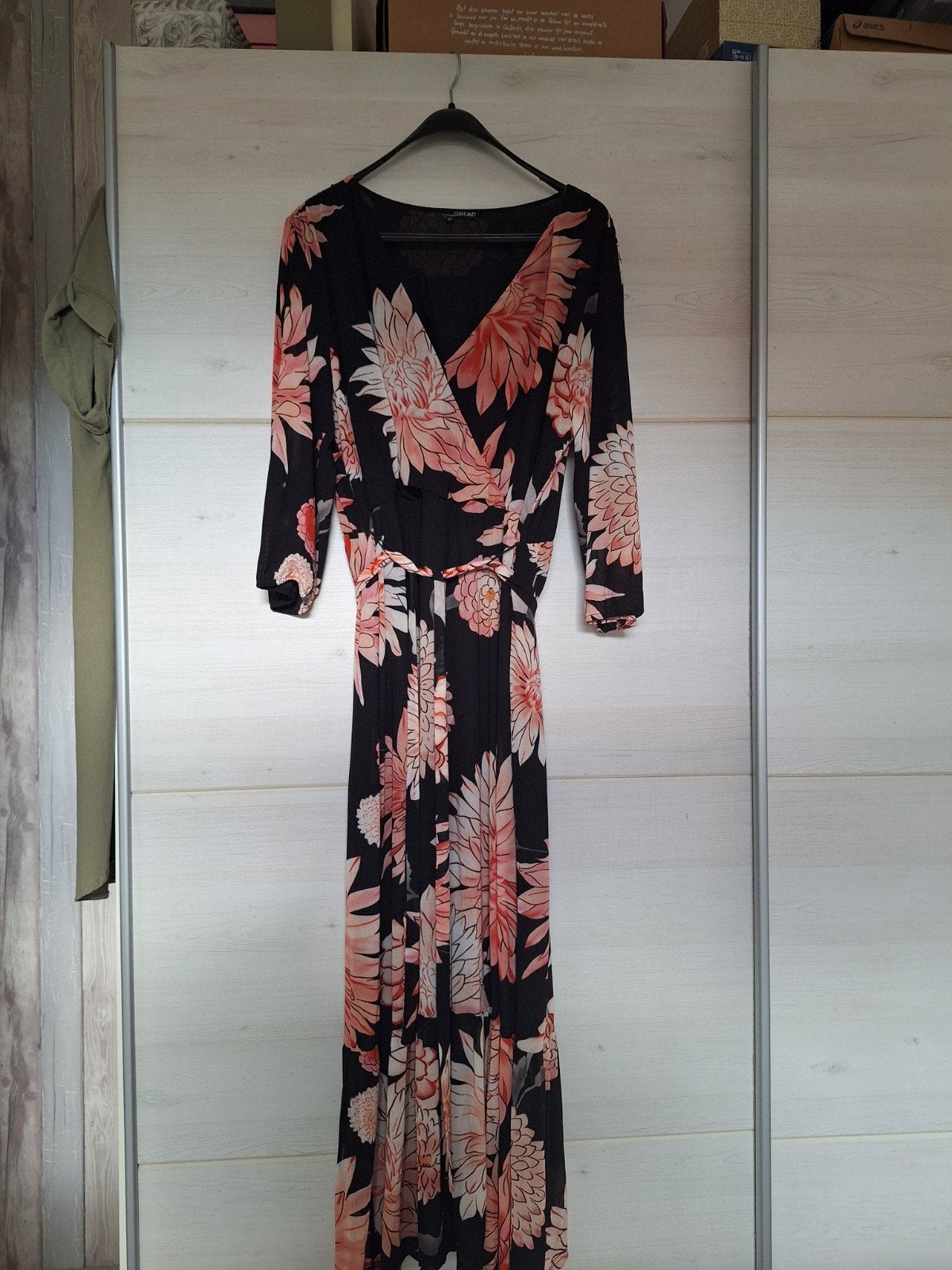 Eenmaal gedragen Norah Maxi Jurk Zwart met Bloemenprint, Kleding | Dames, Jurken, Zwart, Maat 46/48 (XL) of groter, Ophalen of Verzenden