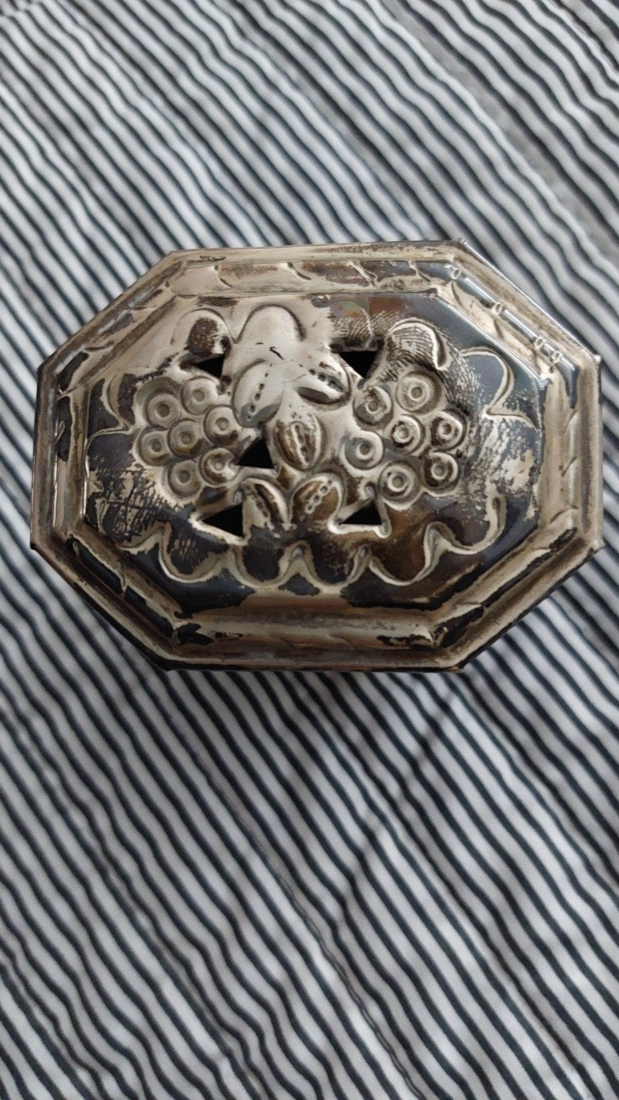 Zilverkleurig doosje met druivenmotief, Ophalen of Verzenden, Zilver