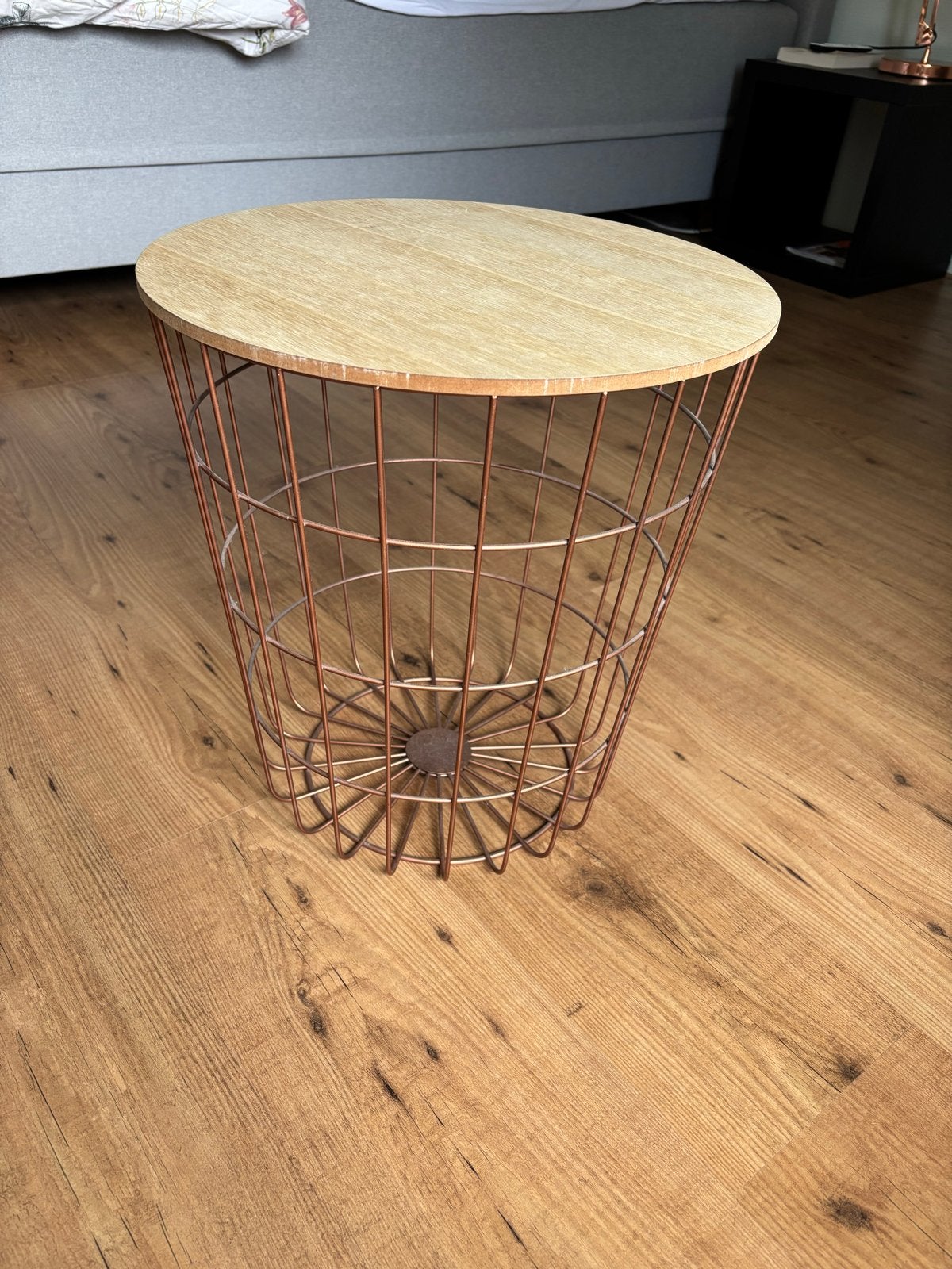 Moderne bijzettafel met koperen mand en houten blad, Huis en Inrichting, Tafels | Bijzettafels, Ophalen, Minder dan 45 cm, Minder dan 55 cm