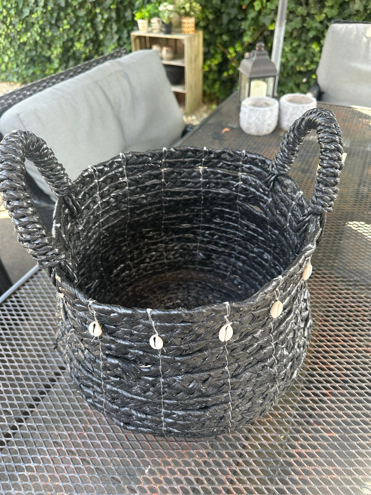 Zwarte rieten mand met schelpen, handgemaakt, Ophalen, Gebruikt, Gevlochten, Mand
