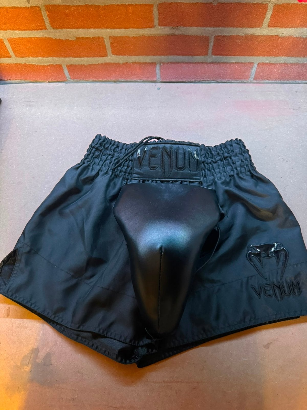 Venum Vechtsport Set: Handschoenen, Scheenbeschermers, Broek, Sport en Fitness, Vechtsporten en Zelfverdediging, Ophalen, Overige