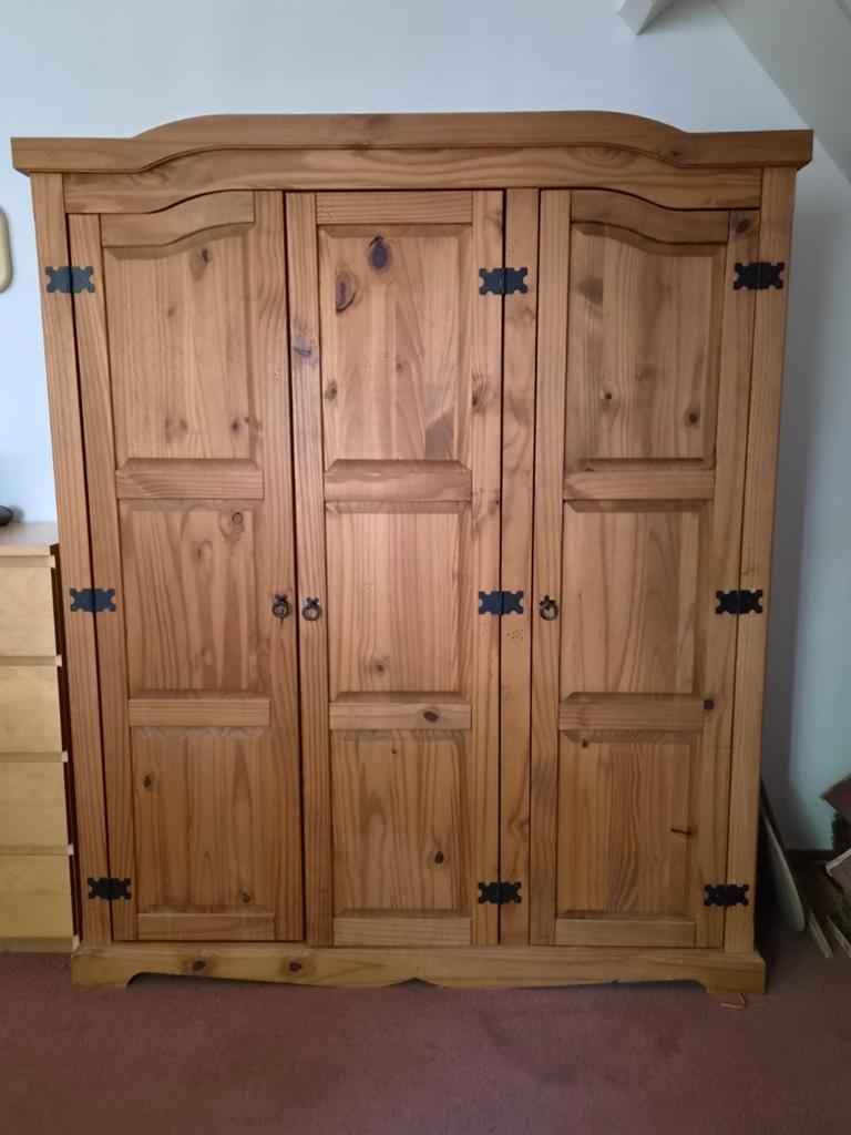 Massief grenen kledingkast met 3 deuren, Ophalen, Gebruikt, 100 tot 150 cm, Landelijk, Klassiek