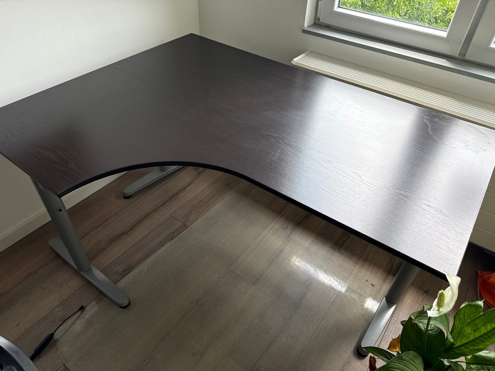 Hoekbureau Donkerbruin met Grijs Metalen Poten IKEA galant, Ophalen, Gebruikt, Spaanplaat of MDF, Hoekbureau