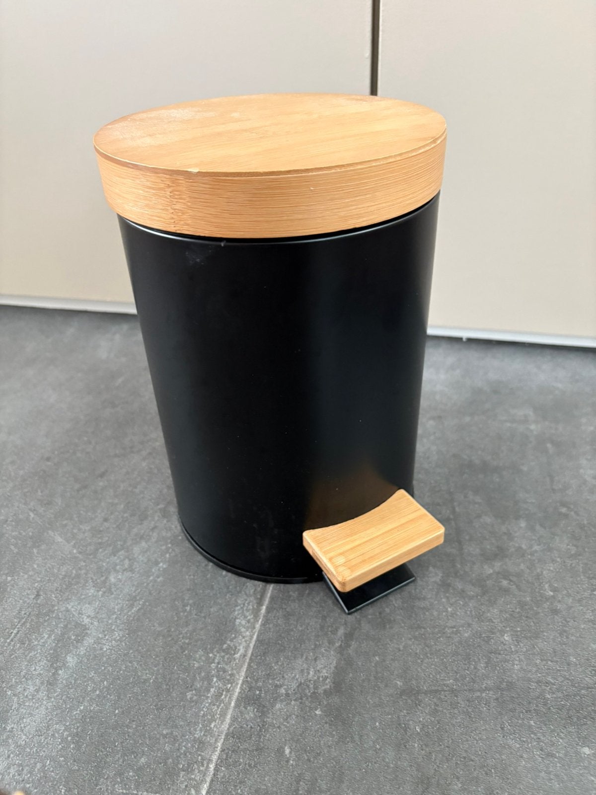 Klein pedaalemmertje voor de badkamer, Ophalen, Kunststof, Met pedaal, Zo goed als nieuw