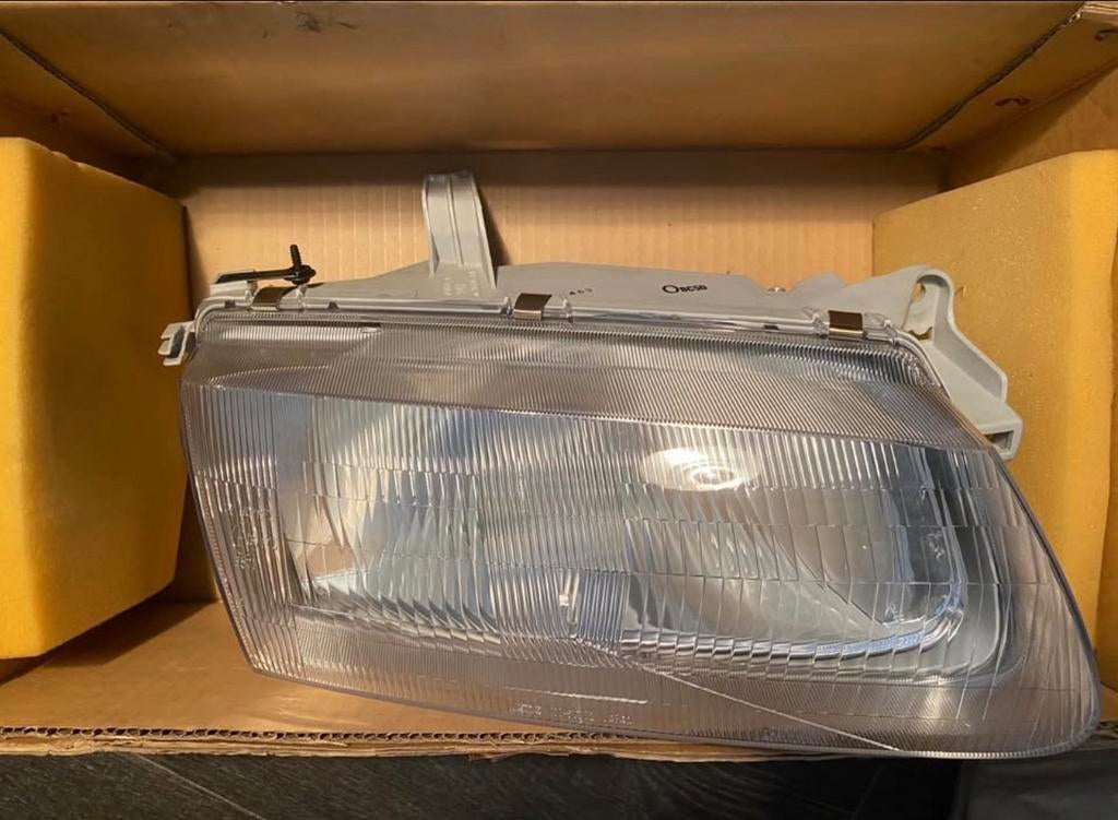 Nieuw: Koplamp Mazda 323(BA), Auto-onderdelen, Ophalen of Verzenden, Nieuw, Mazda