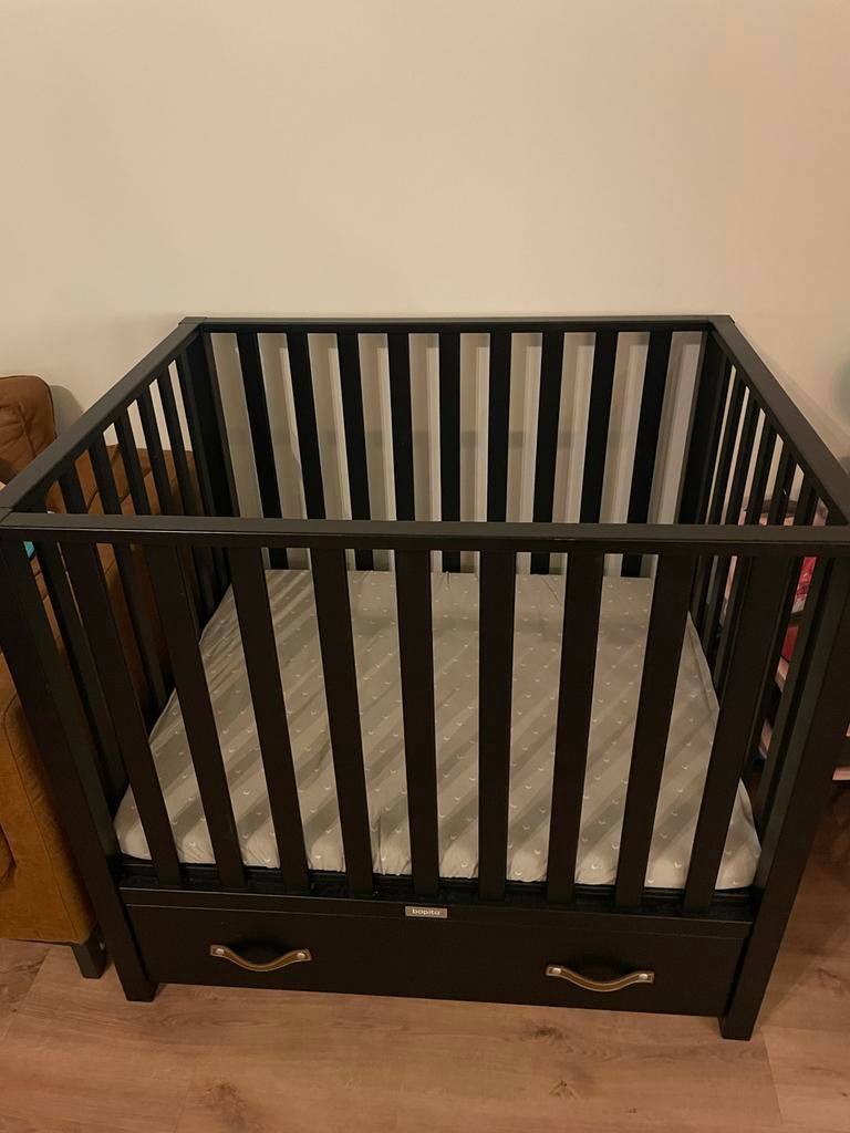Bopita box zwart met bruine handgrepen, Kinderen en Baby's, Boxen, Ophalen, Zo goed als nieuw, Vierkant, In hoogte verstelbaar