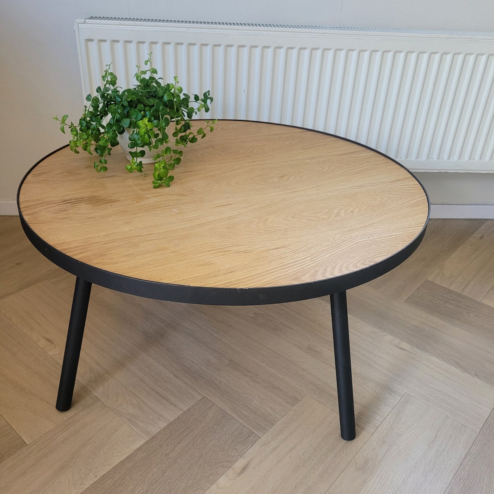 Ronde salontafel met houtlook blad en zwart metalen poten, Huis en Inrichting, Tafels | Salontafels, 50 tot 100 cm, Modern, Industrieel