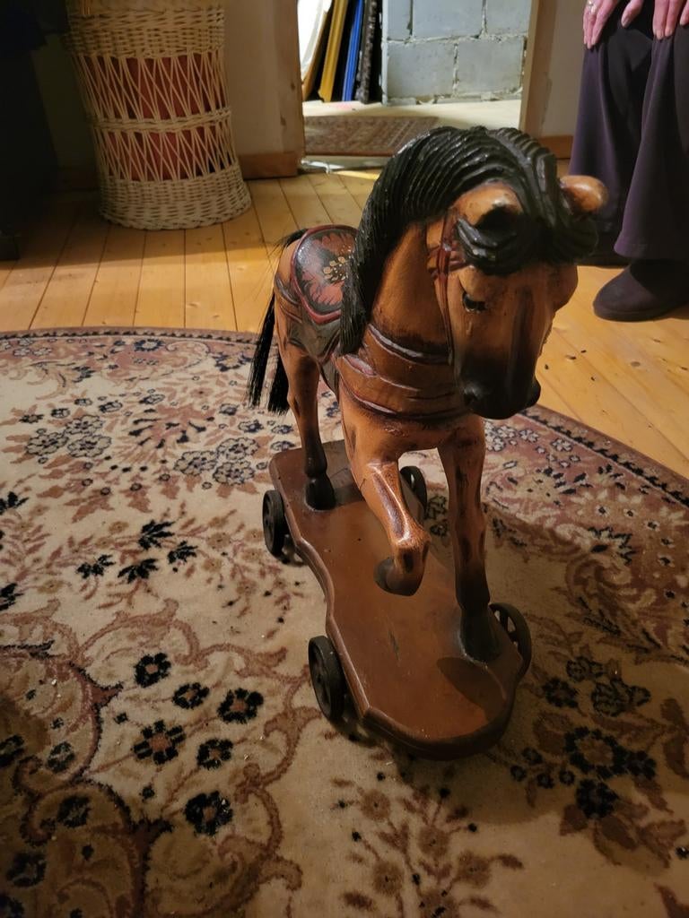 Houten paard op wielen, Ophalen