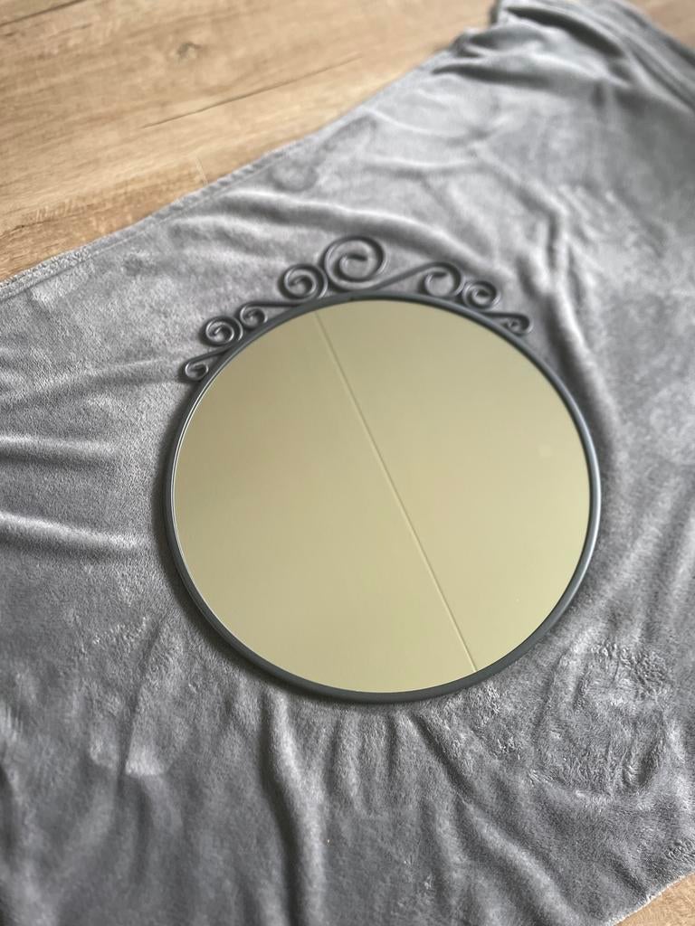IKEA EKNE spiegel met decoratieve metalen rand, Huis en Inrichting, Woonaccessoires | Spiegels, Ophalen, Rond, Zo goed als nieuw