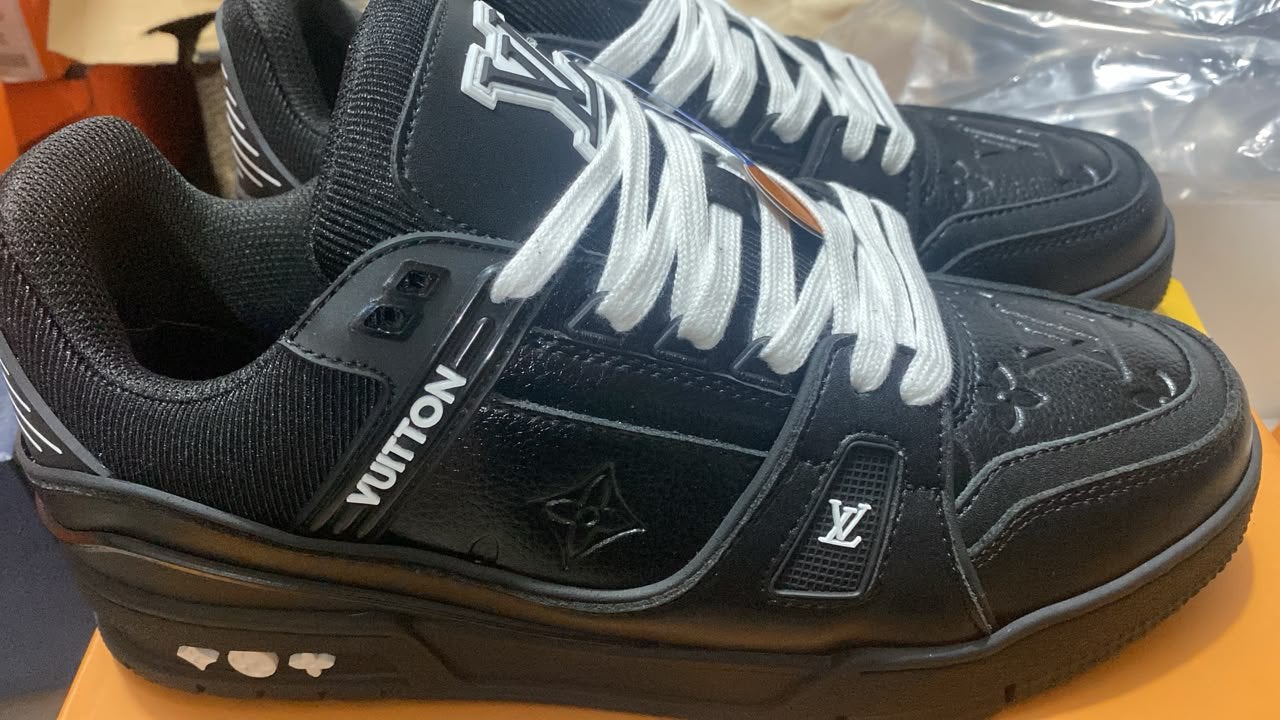 Louis Vuitton - Sneakers - Nieuw, Ophalen of Verzenden, Zo goed als nieuw, Overige kleuren