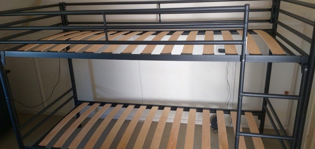 Stevig metalen stapelbed met lattenbodems, Huis en Inrichting, Ophalen, Gebruikt, 90 cm, Tweepersoons