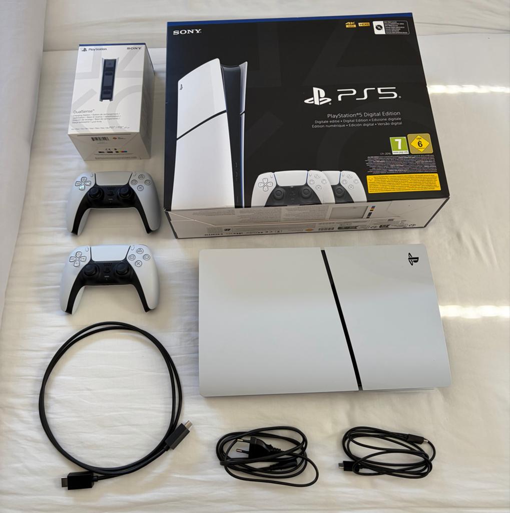 PS5 Digital Edition met 2 controllers en oplaadstation, Ophalen, Zo goed als nieuw