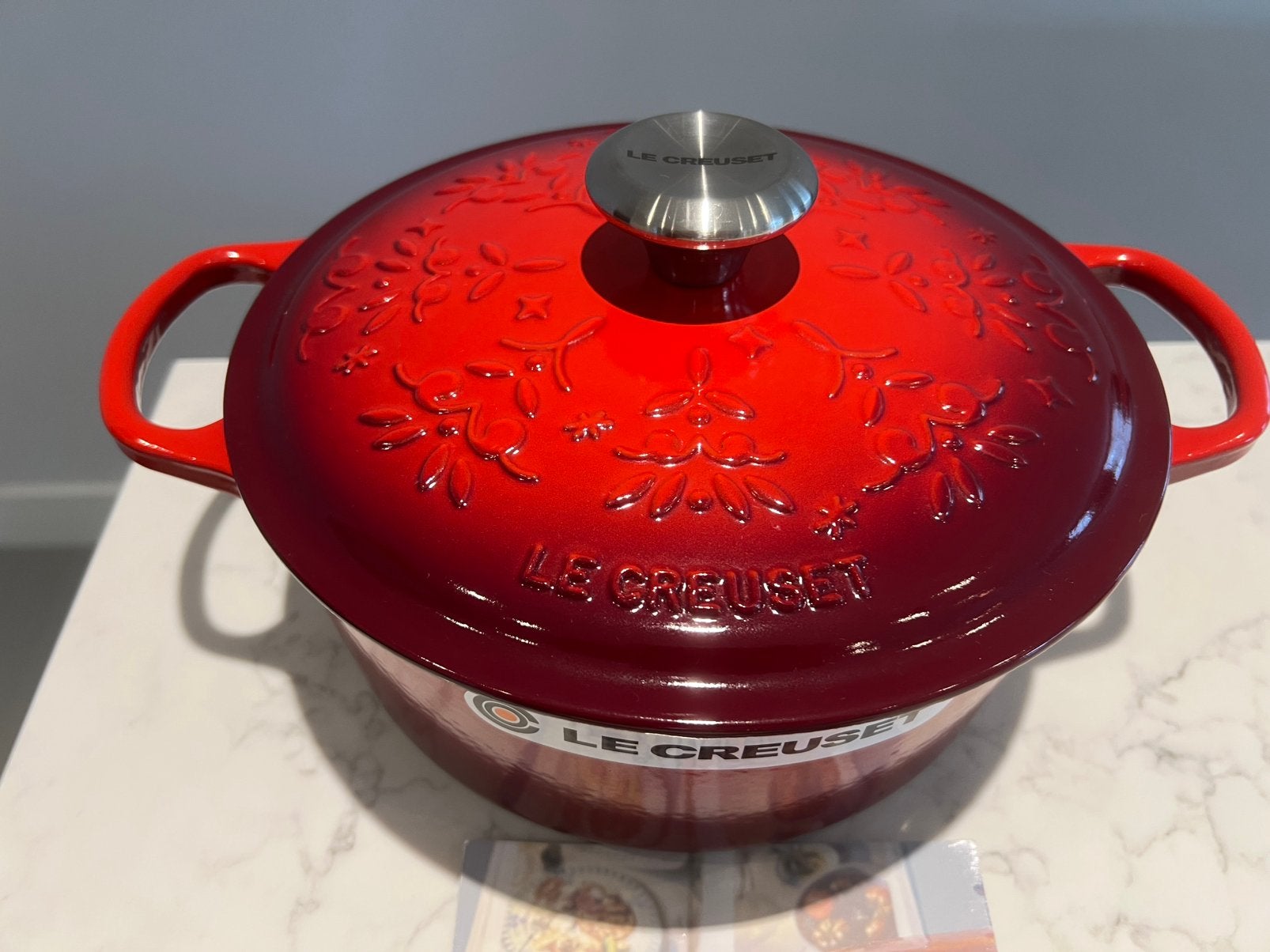 Nieuwe Le Creuset Signature braadpan 24 cm Kerst Cerise, Met handvatten, Nieuw, Le Creuset, Ophalen of Verzenden