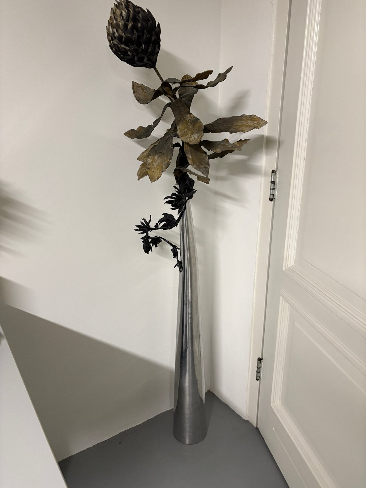 Vaas met kunstbloemen, Ophalen