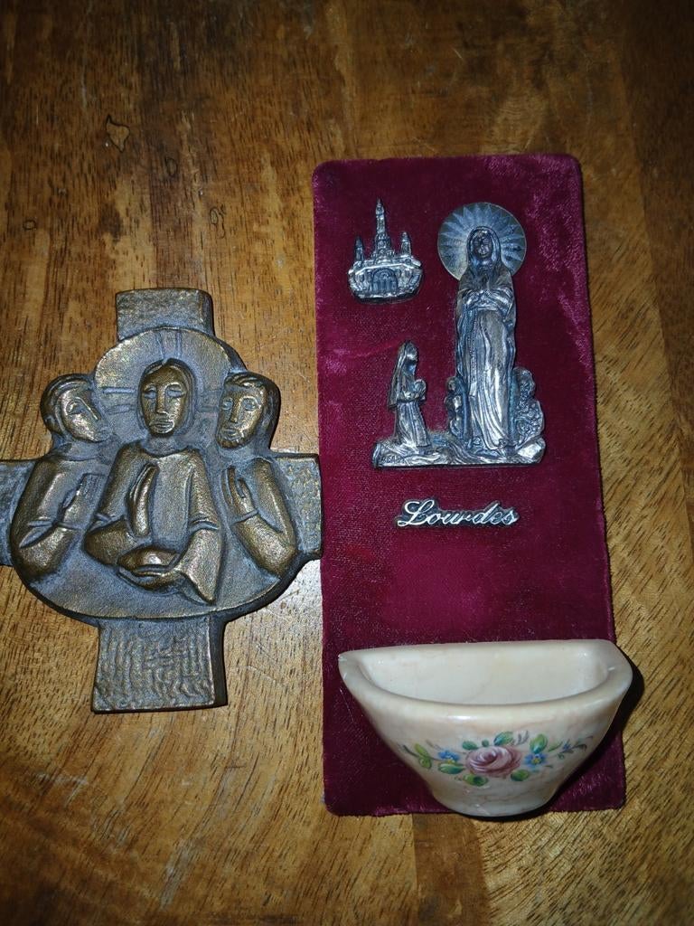 Lourdes met wijwaterbakje en kruisje brons, Ophalen of Verzenden, Sieraad
