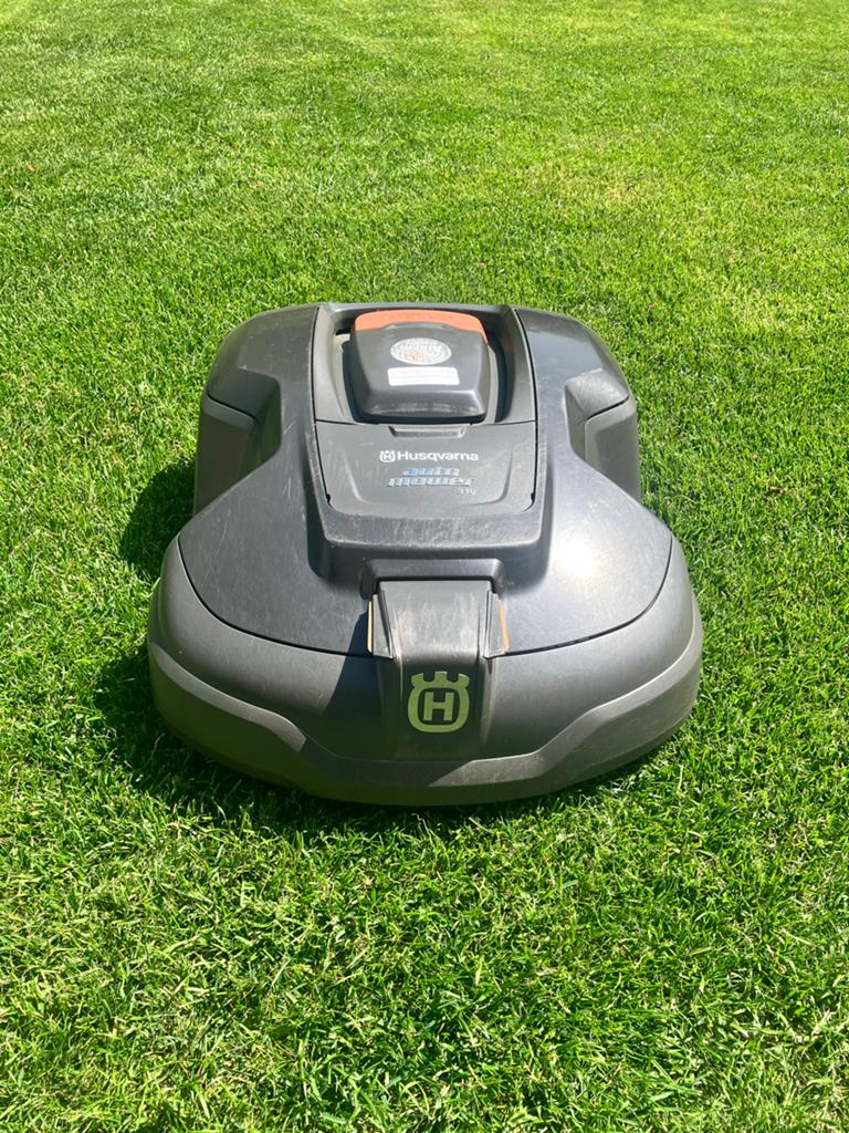 Husqvarna Automower 310 Robotmaaier compleet met huisje, Tuin en Terras, Grasmaaiers, Ophalen, Cirkelmaaier, Gebruikt, Minder dan 30 cm