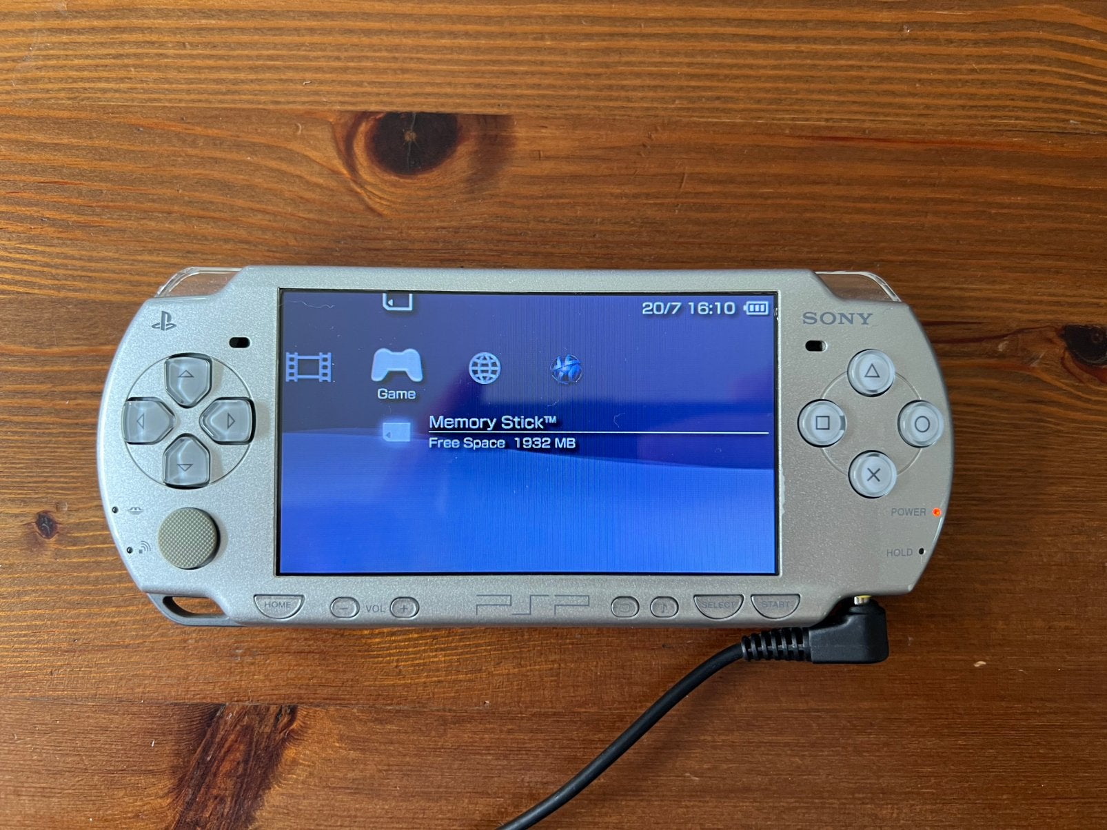 PSP Slim & Lite (PSP-2004) - Working + 4 games & travel case, Spelcomputers en Games, Spelcomputers | Sony PSP, Met games, Overige kleuren