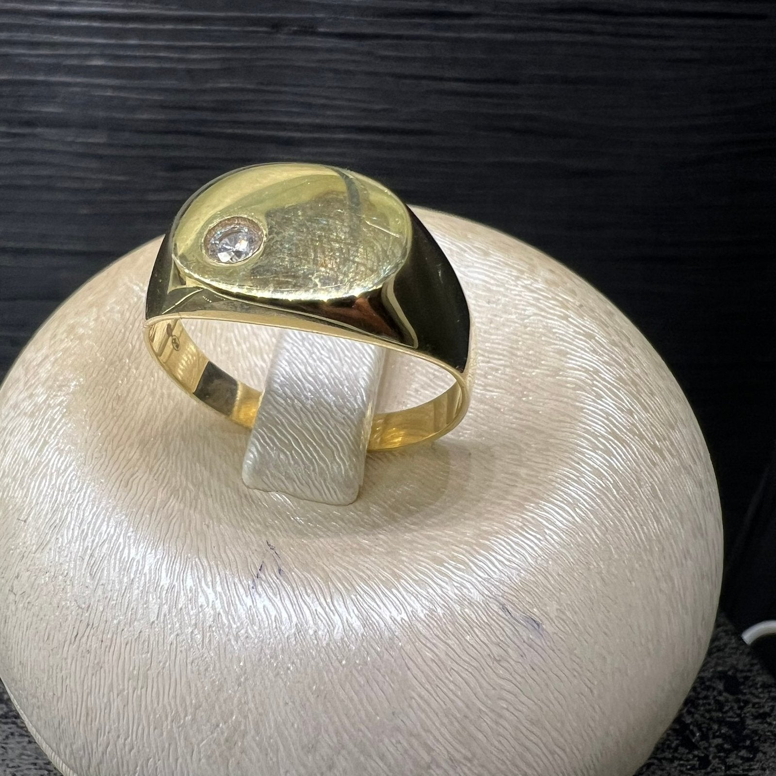 14 karaat gouden ring zegelring met steentje, Ophalen of Verzenden, Zo goed als nieuw, Goud, Dame