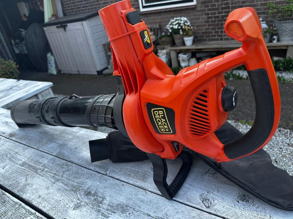 Krachtige Black & Decker elektrische bladblazer, Ophalen, Gebruikt, Met opvangzak, Handgedragen
