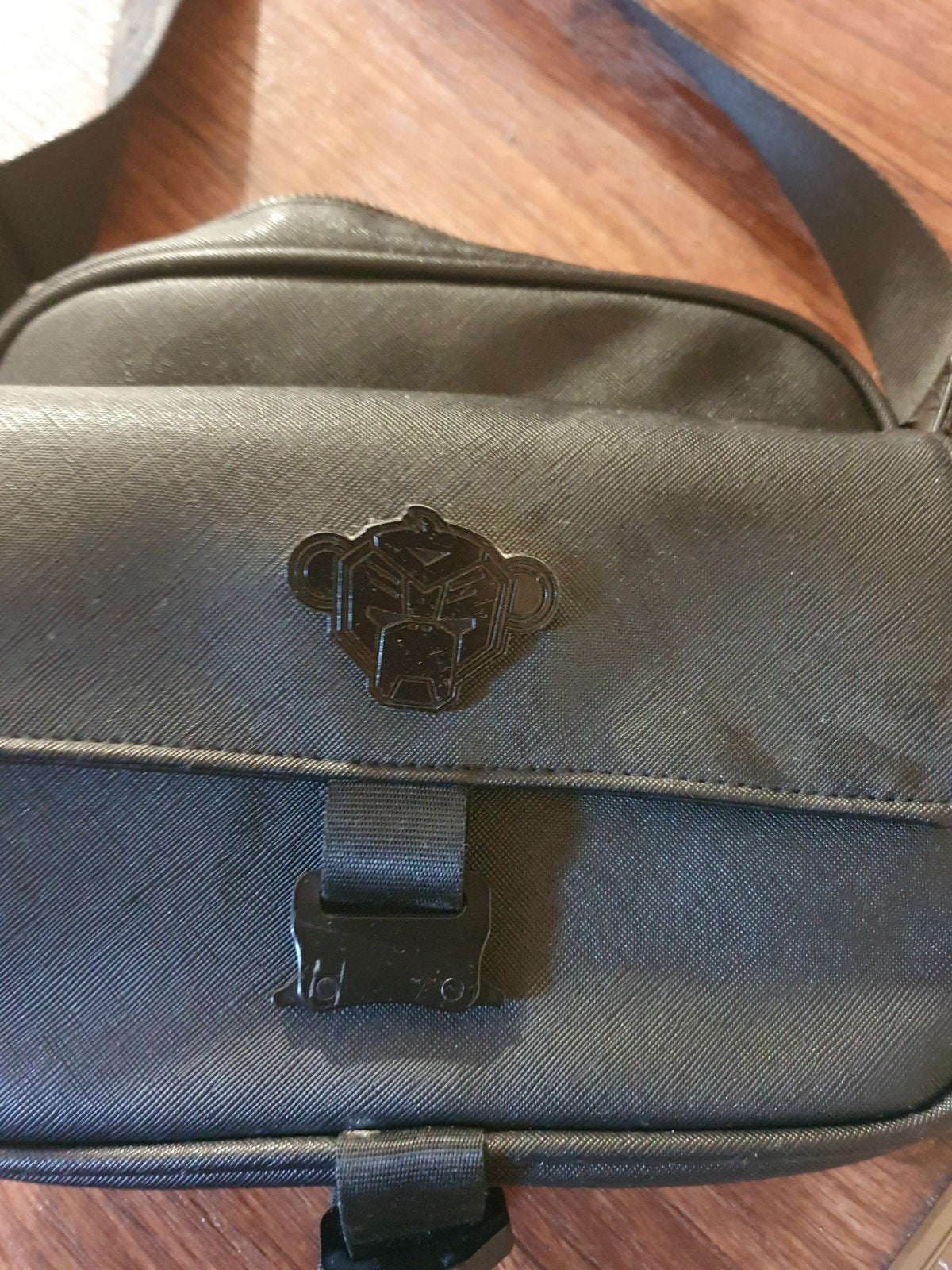 Zwarte heren schoudertas met gesp en logo, Ophalen, Gebruikt, Zwart, Overige merken