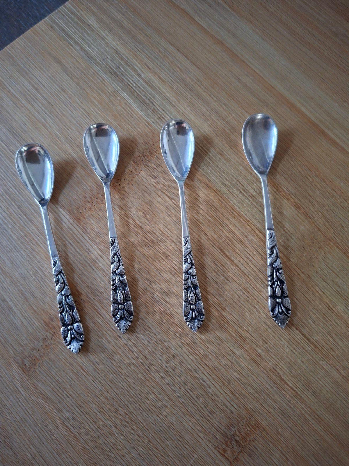 Set van 4 zilveren lepeltjes met bloemmotief, Antiek en Kunst, Antiek | Bestek, Ophalen of Verzenden