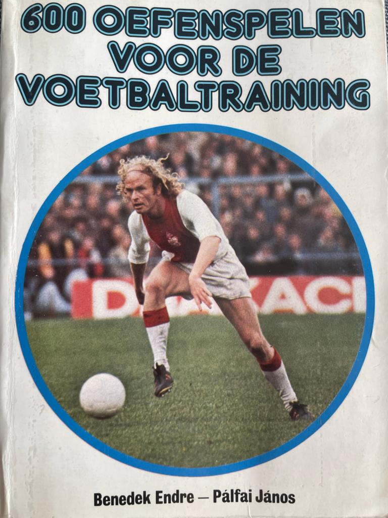 600 Oefenspelen voor de Voetbaltraining, Ophalen of Verzenden, Gelezen, Balsport