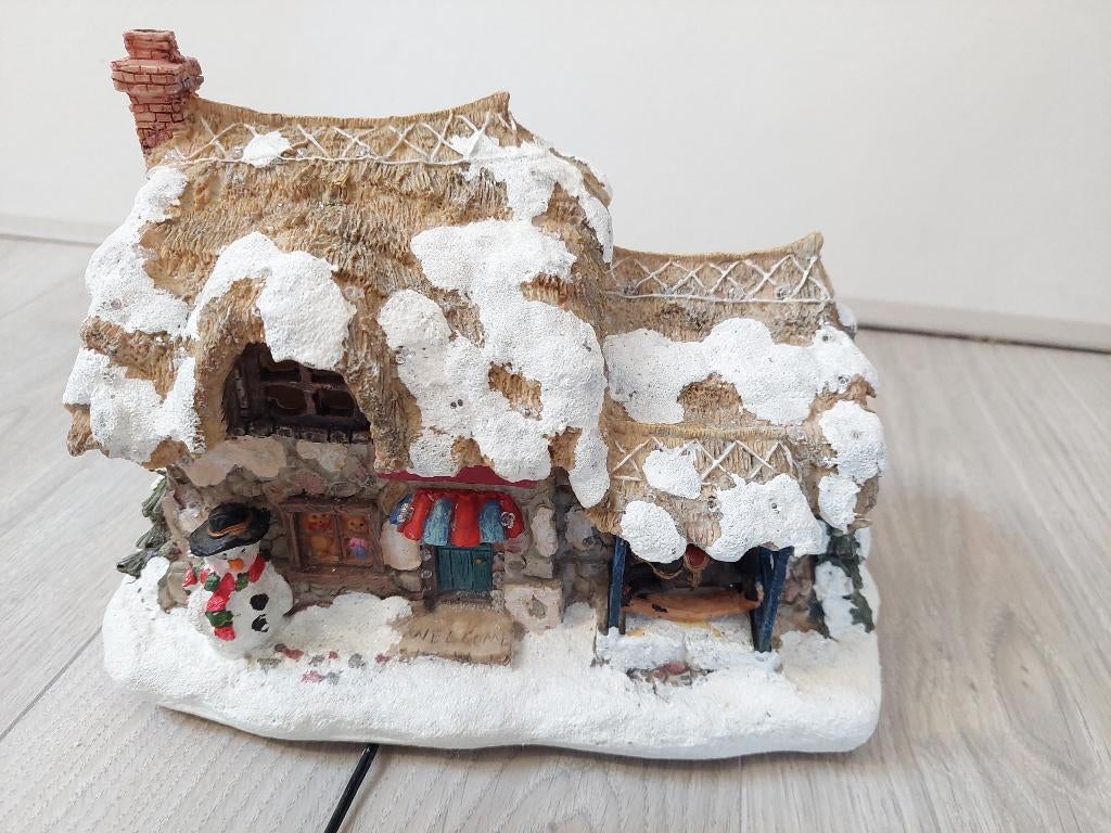 Kerstdorp: berghut met licht, arreslee, kerkje en 2 huisjes, Diversen, Ophalen, Gebruikt