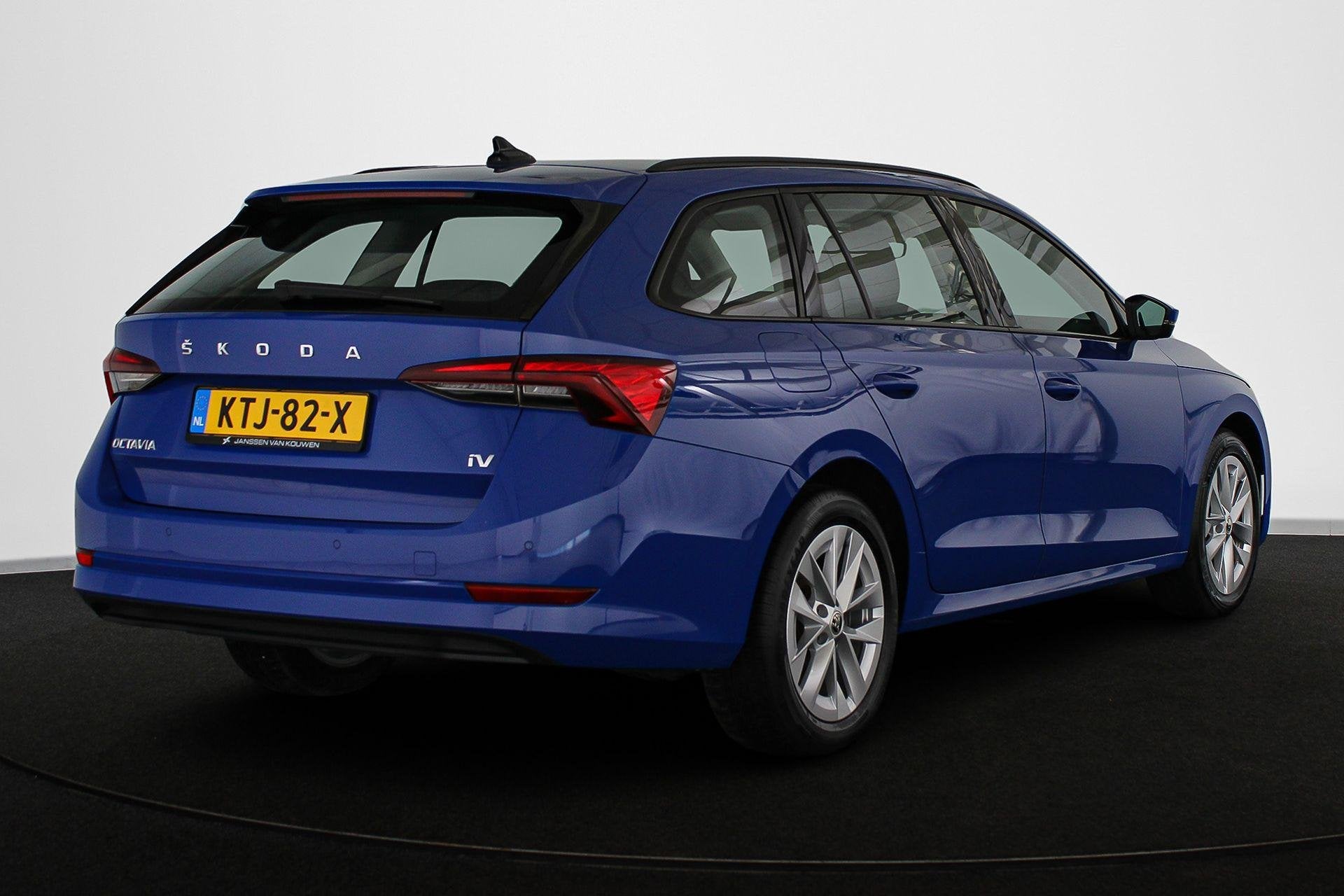 Skoda Octavia Combi 1.4 TSI iV PHEV Business Edition Keyless, Auto's, Stof, Gebruikt, 4 cilinders, Blauw