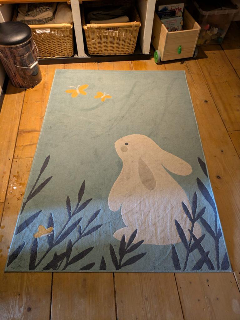 Vloerkleed met konijn en vlinders - Kinderkamer, Gebruikt, 100 tot 150 cm, Groen, Kinderlijk, Speels, Dieren