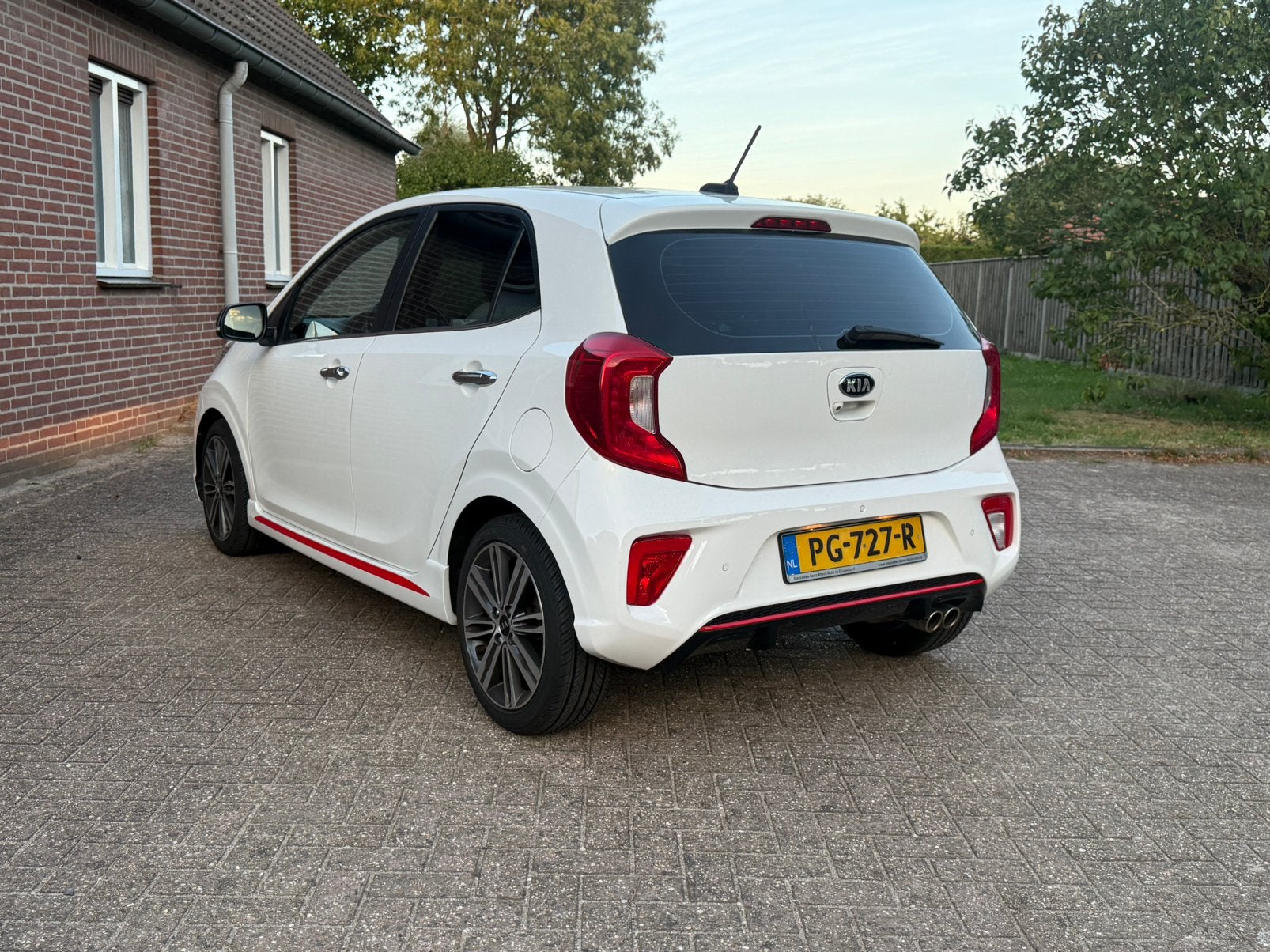 Foto 7 van Kia Picanto gt line 1.2 Cvvt 84pk 5-zits 2017 Wit