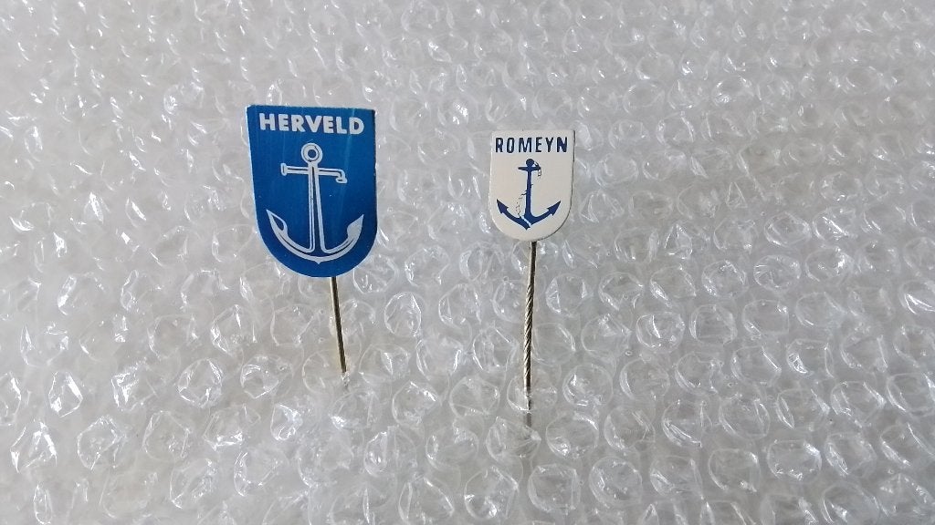 2 verschillende speldjes ankers, Ophalen of Verzenden, Zo goed als nieuw, Overige onderwerpen