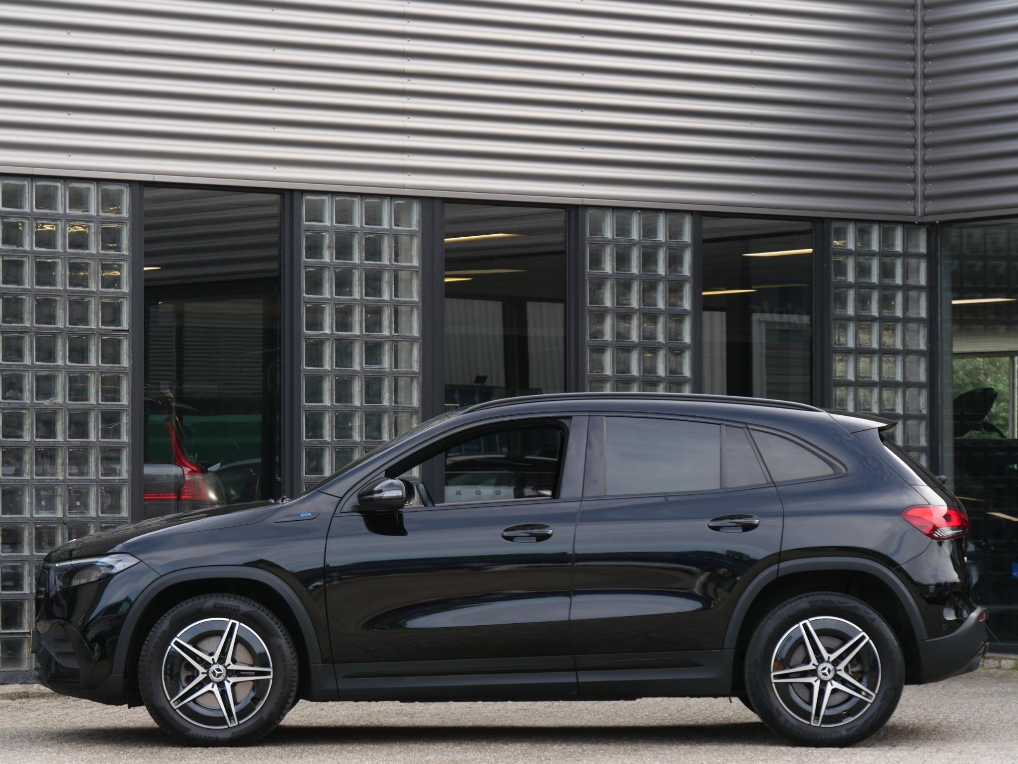 Mercedes-Benz EQA 67kWh AMG/ AMBIENT LIGHTING/ BLINDSPOT/ EL, Auto's, Gebruikt, 750 kg, 190 pk, Zwart