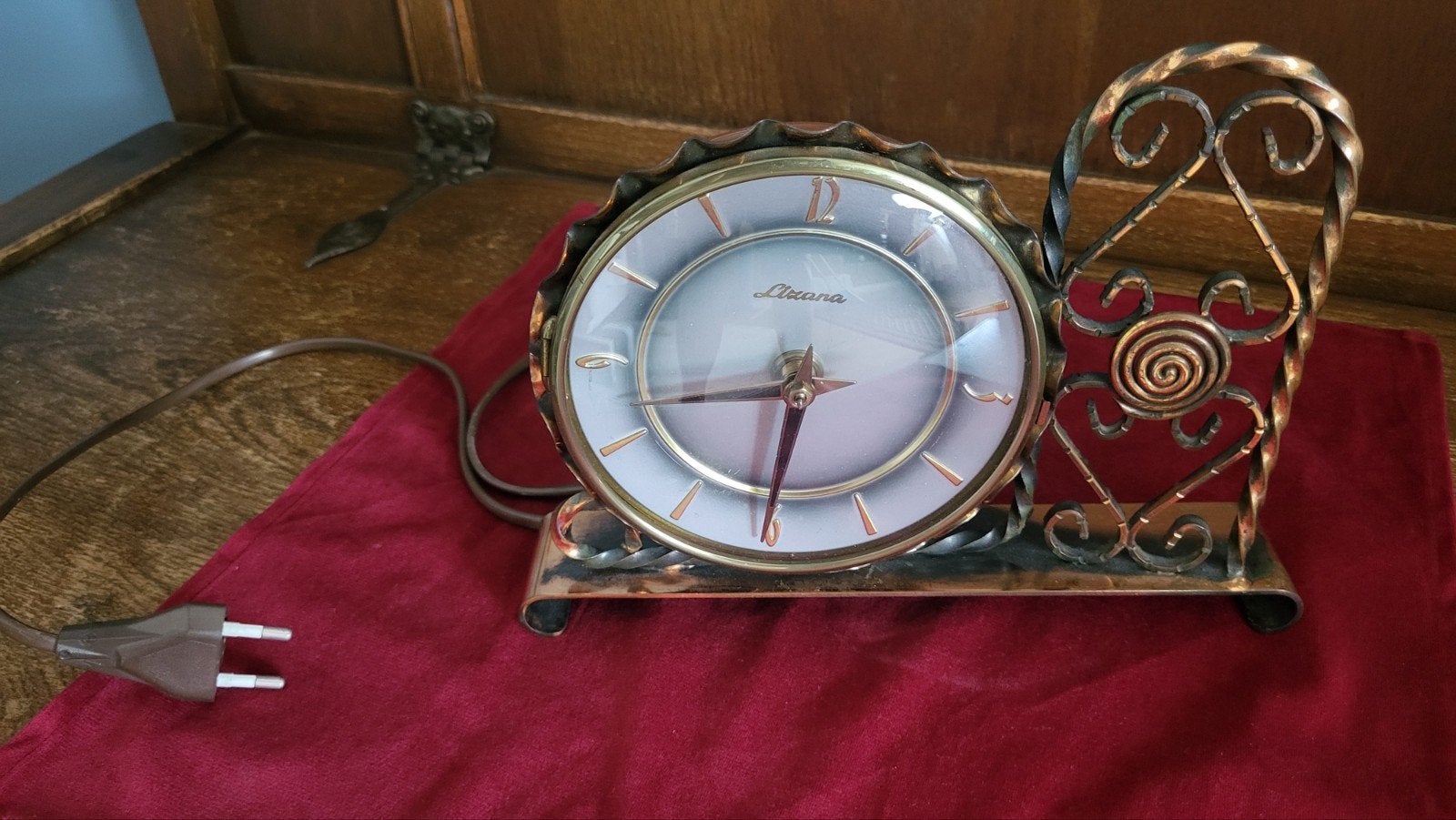 Vintage Lizana wandklok/tafelklok met smeedijzeren houder, Ophalen of Verzenden