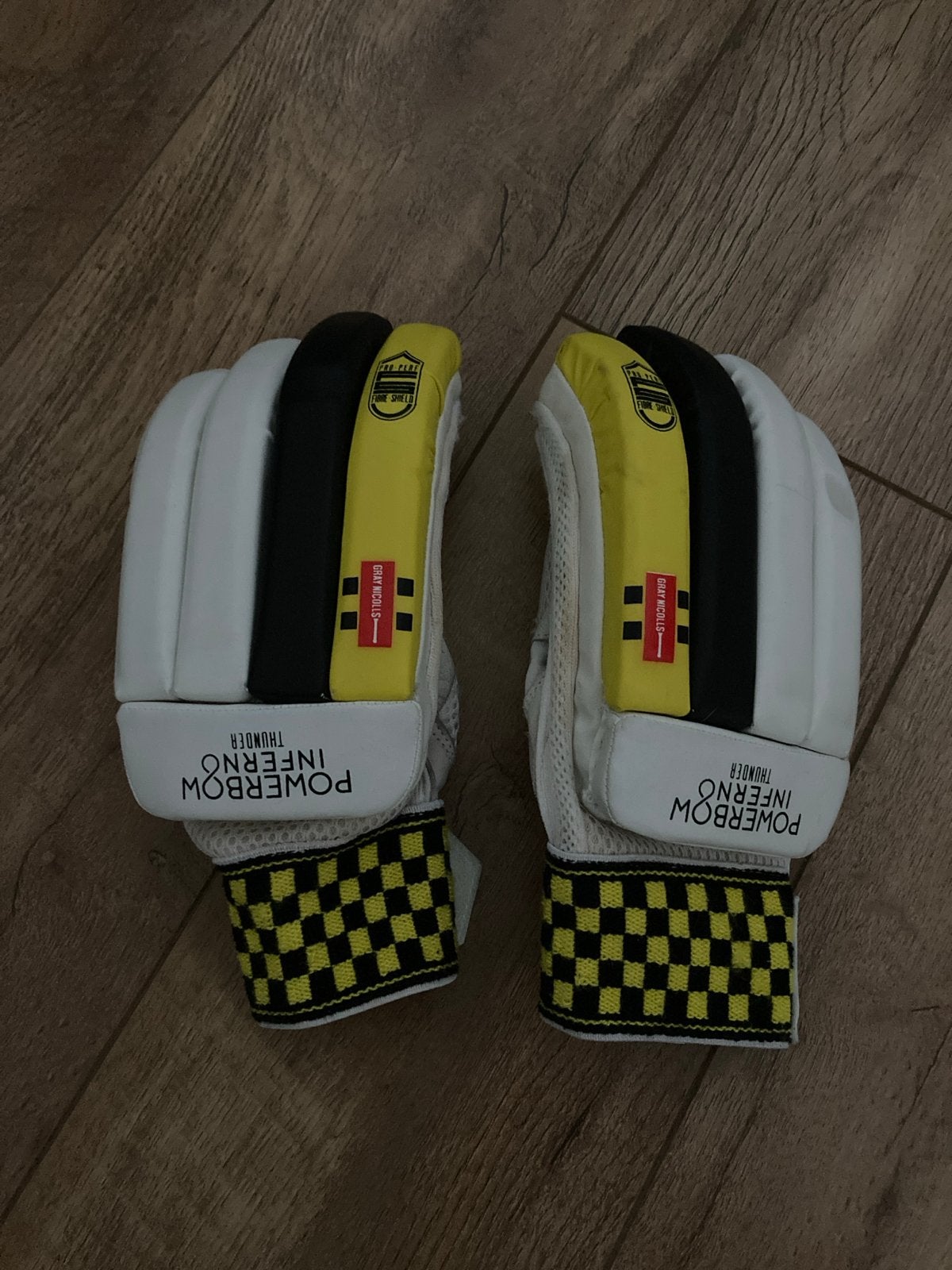 Gray Nicolls Powerbow Inferno Thunder Cricket Handschoenen, Ophalen, Gebruikt