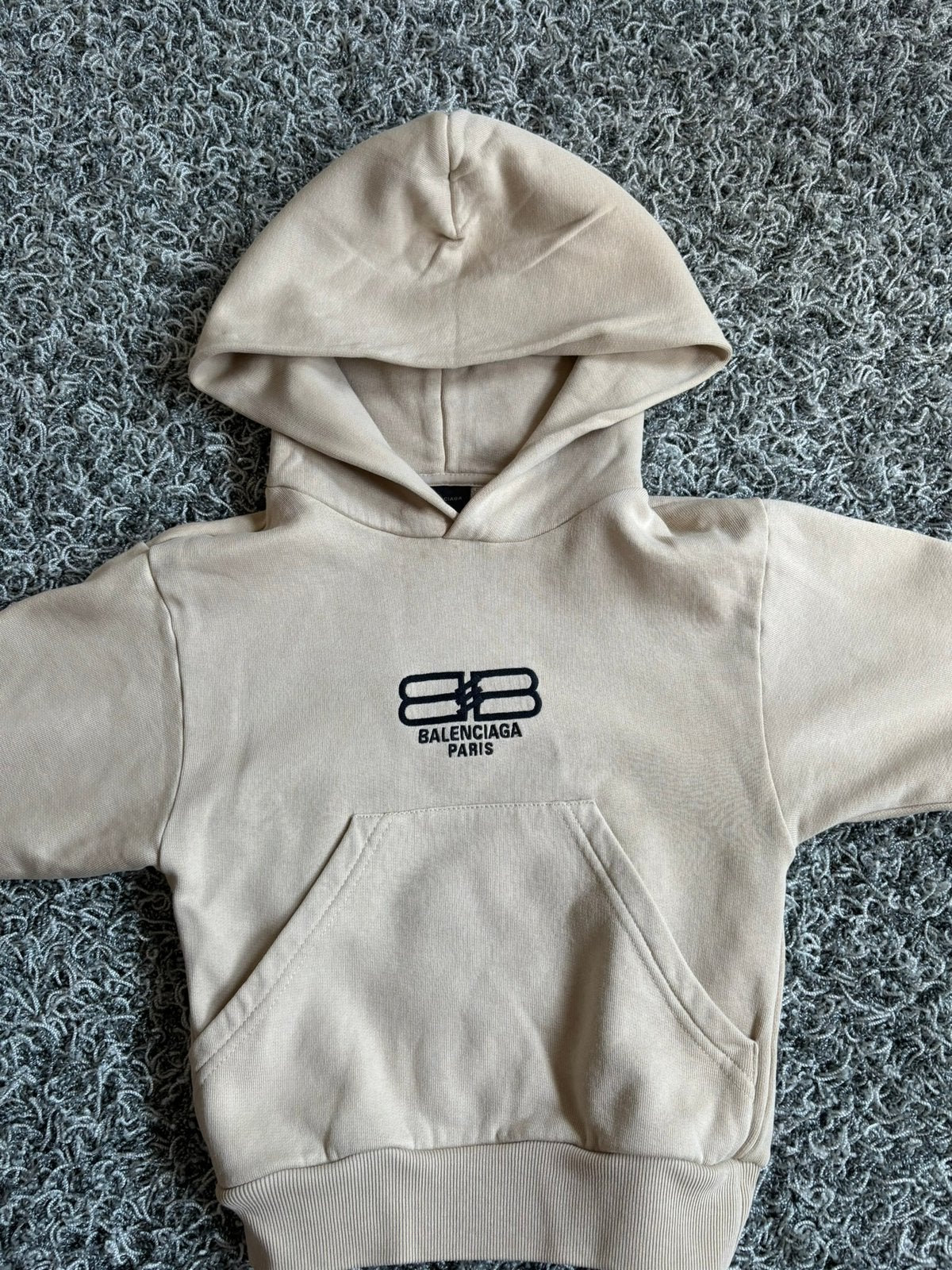 Balenciaga hoodie 2 jaar zit heel klein gaatje achterkant, Kinderen en Baby's, Kinderkleding | Maat 92, Ophalen of Verzenden, Zo goed als nieuw