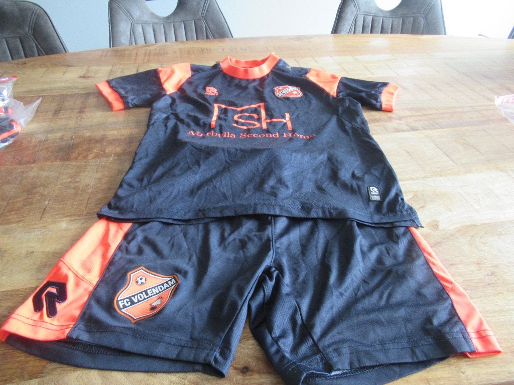 Nieuwe FC Volendam shirtje en broek set. Maat S, Ophalen of Verzenden, Nieuw, Overige binnenlandse clubs, Shirt